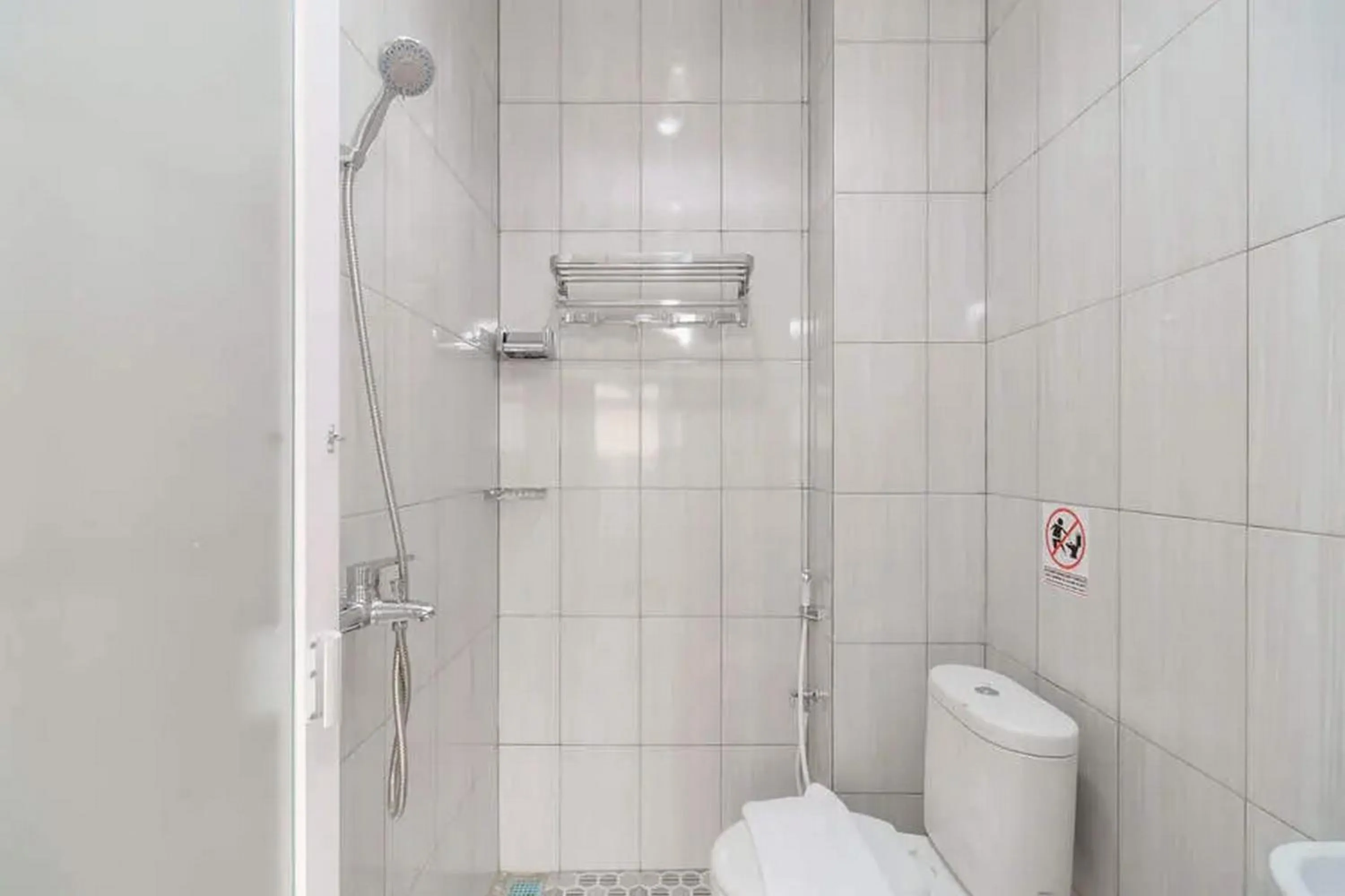 Bathroom in RedDoorz Plus near RS RK Charitas 2 Palembang