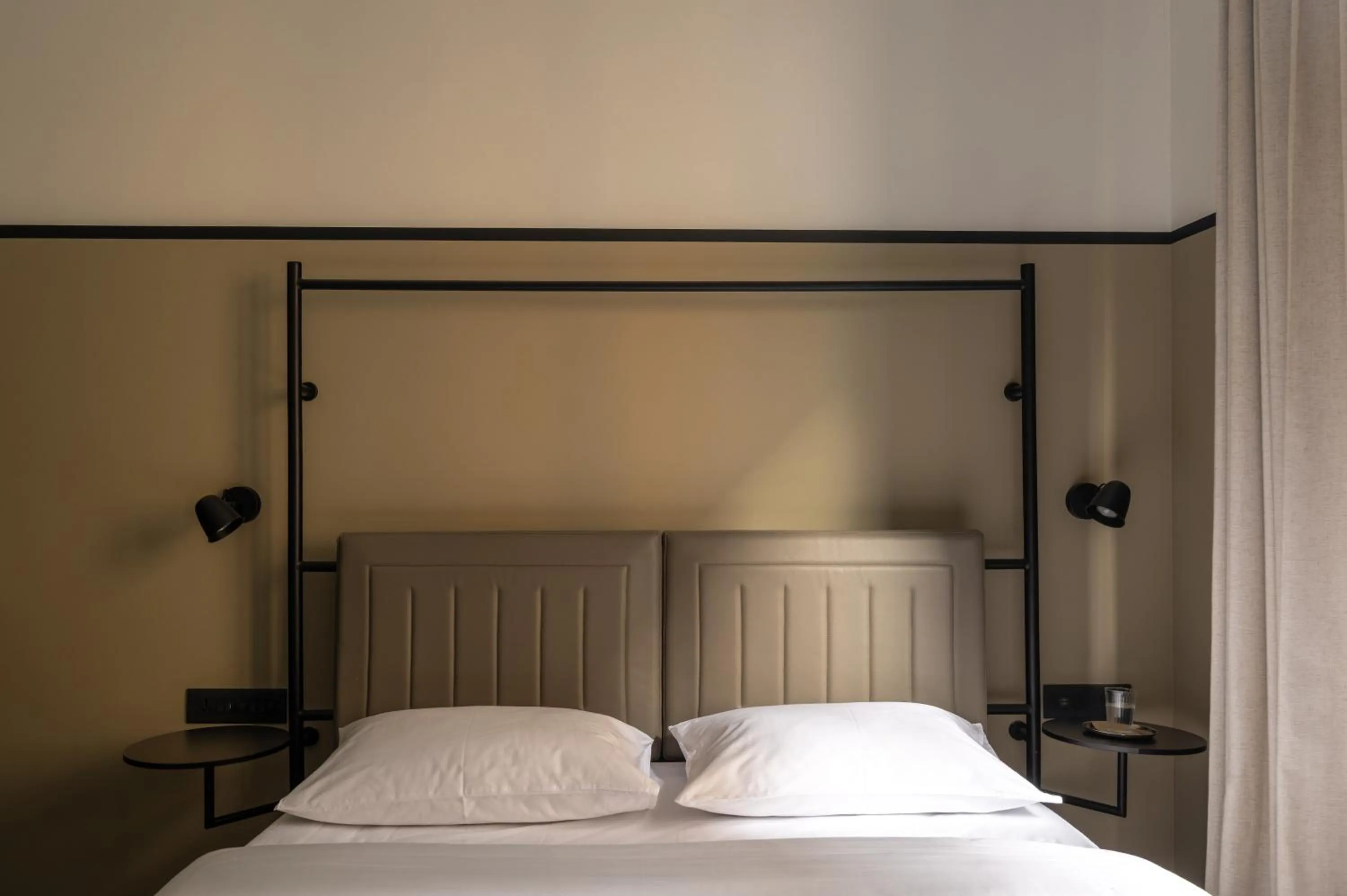 Bedroom, Bed in Wellesley Hotel