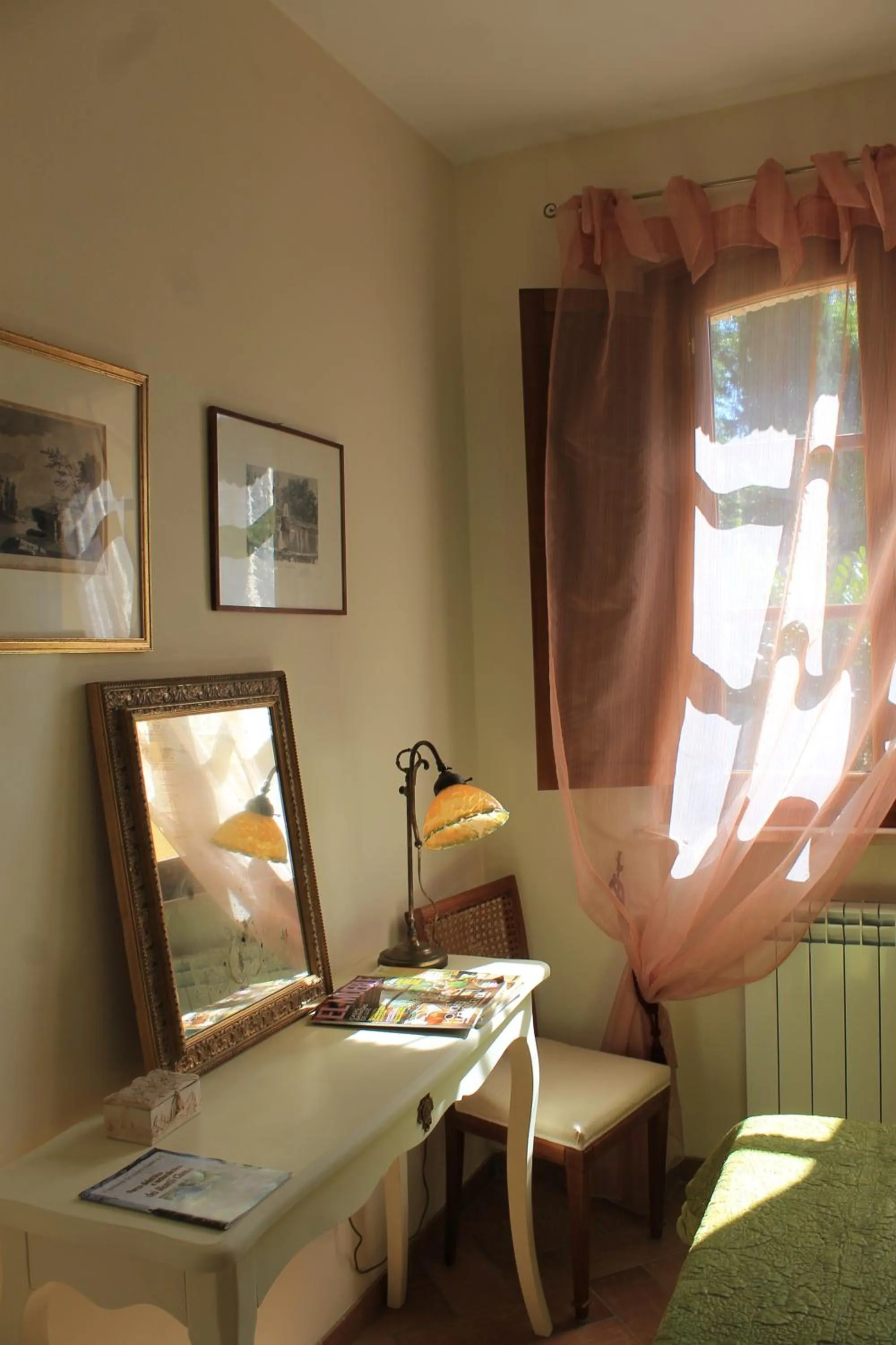 Photo of the whole room in Donna Etrusca