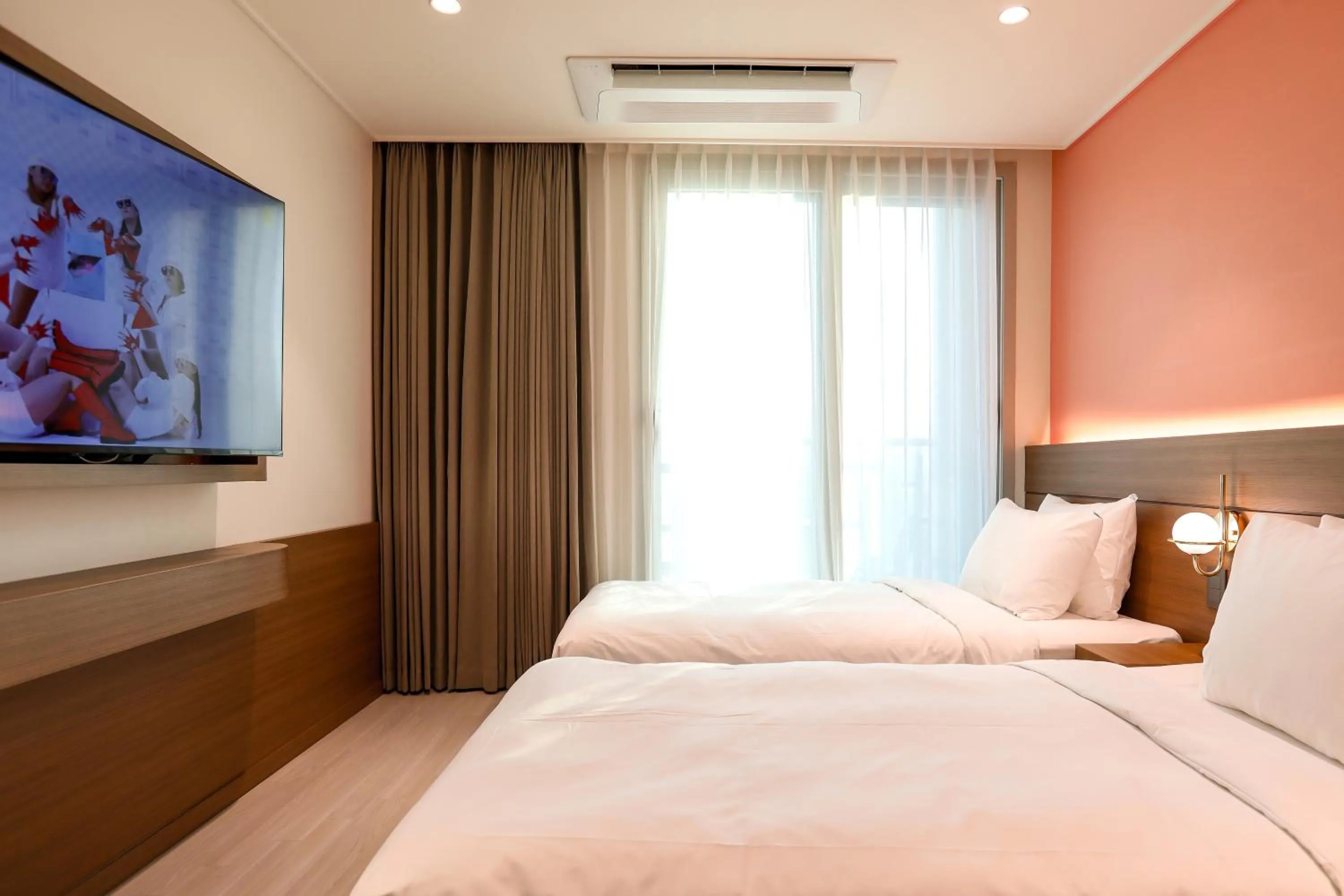 Communal lounge/ TV room, Bed in Hotelaround Sokcho
