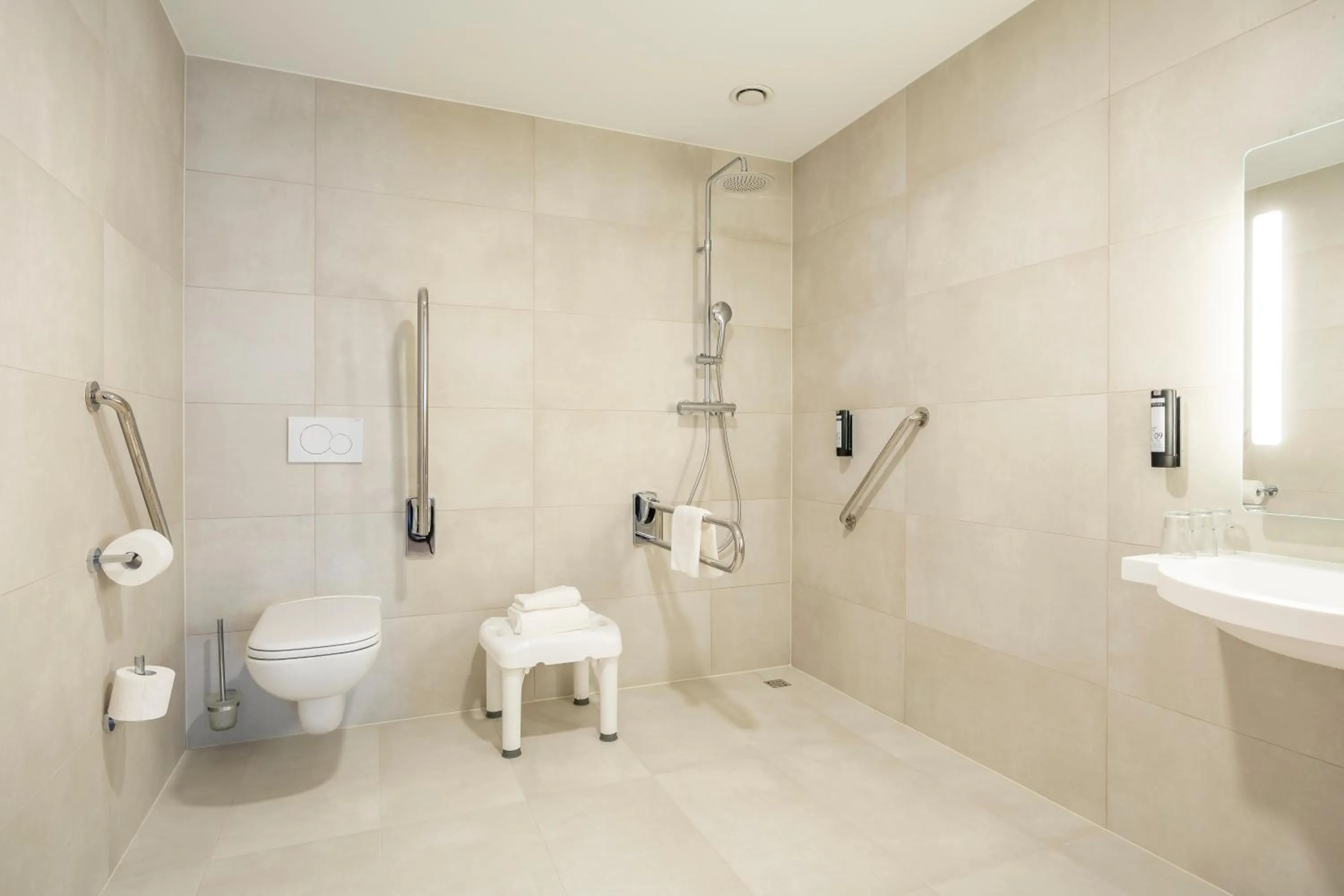 Bathroom in B&B HOTEL Brussels Airport