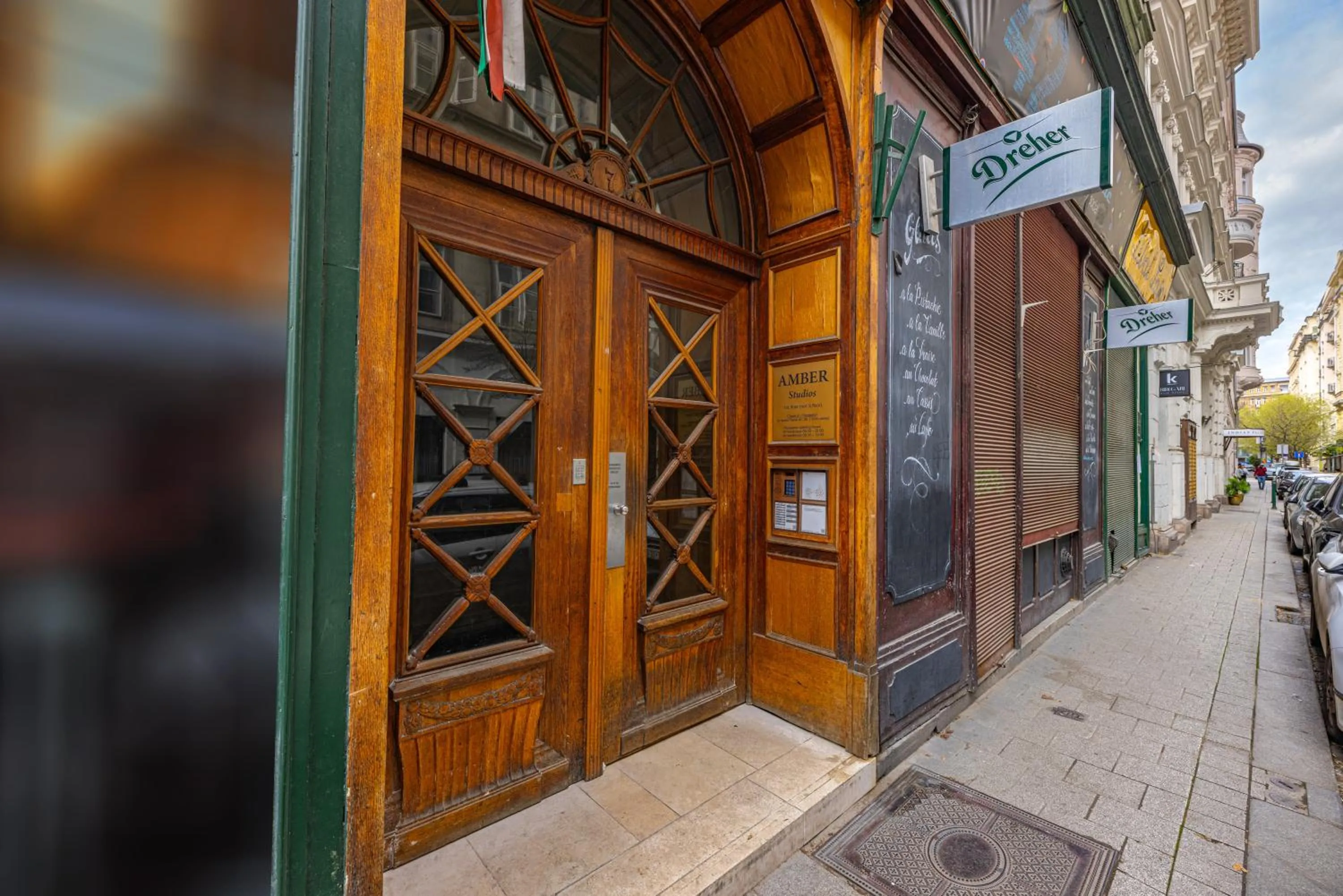 Facade/entrance in Amber Terrace Studios Downtown