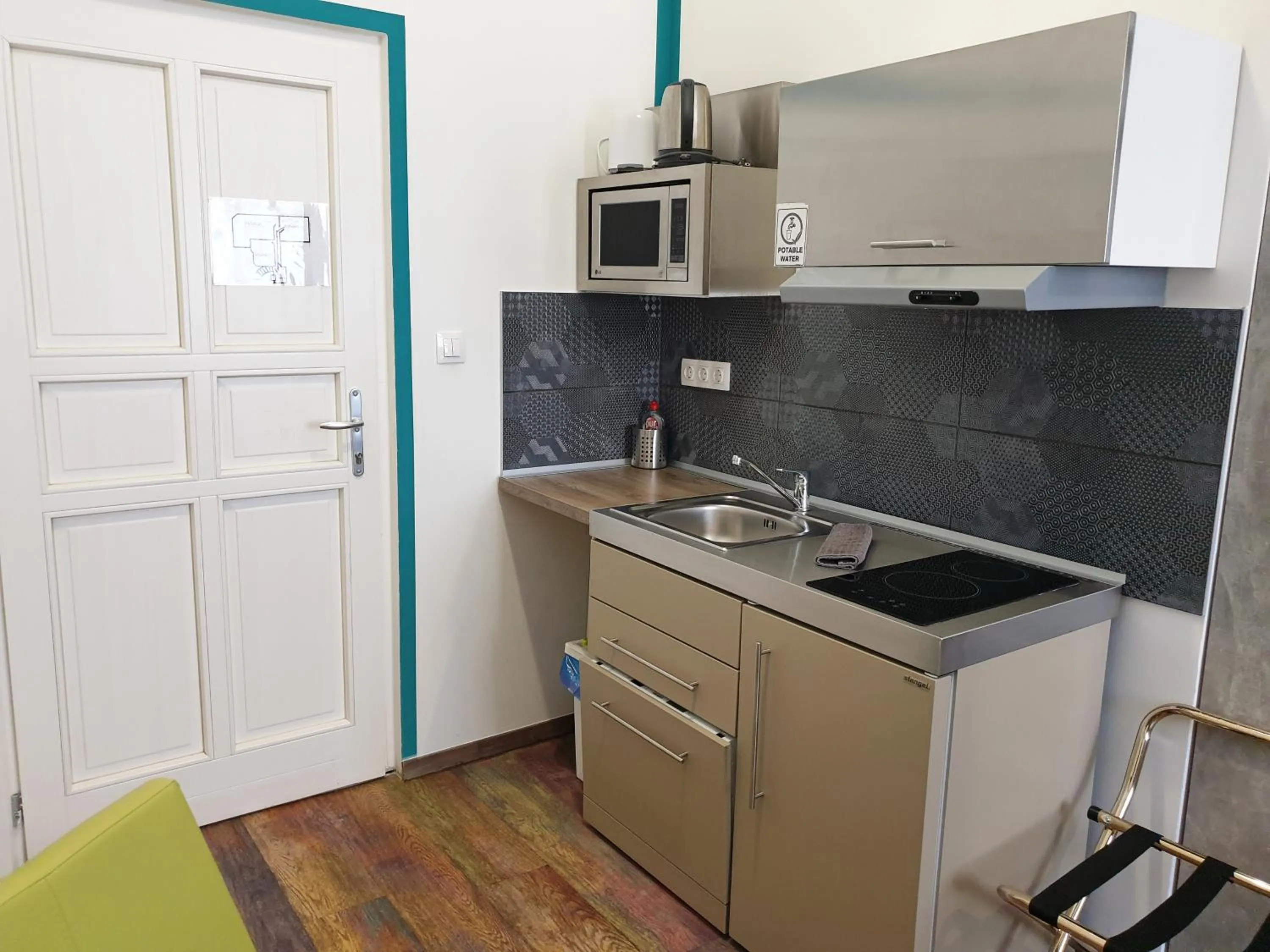 Kitchen or kitchenette in Amber Terrace Studios Downtown
