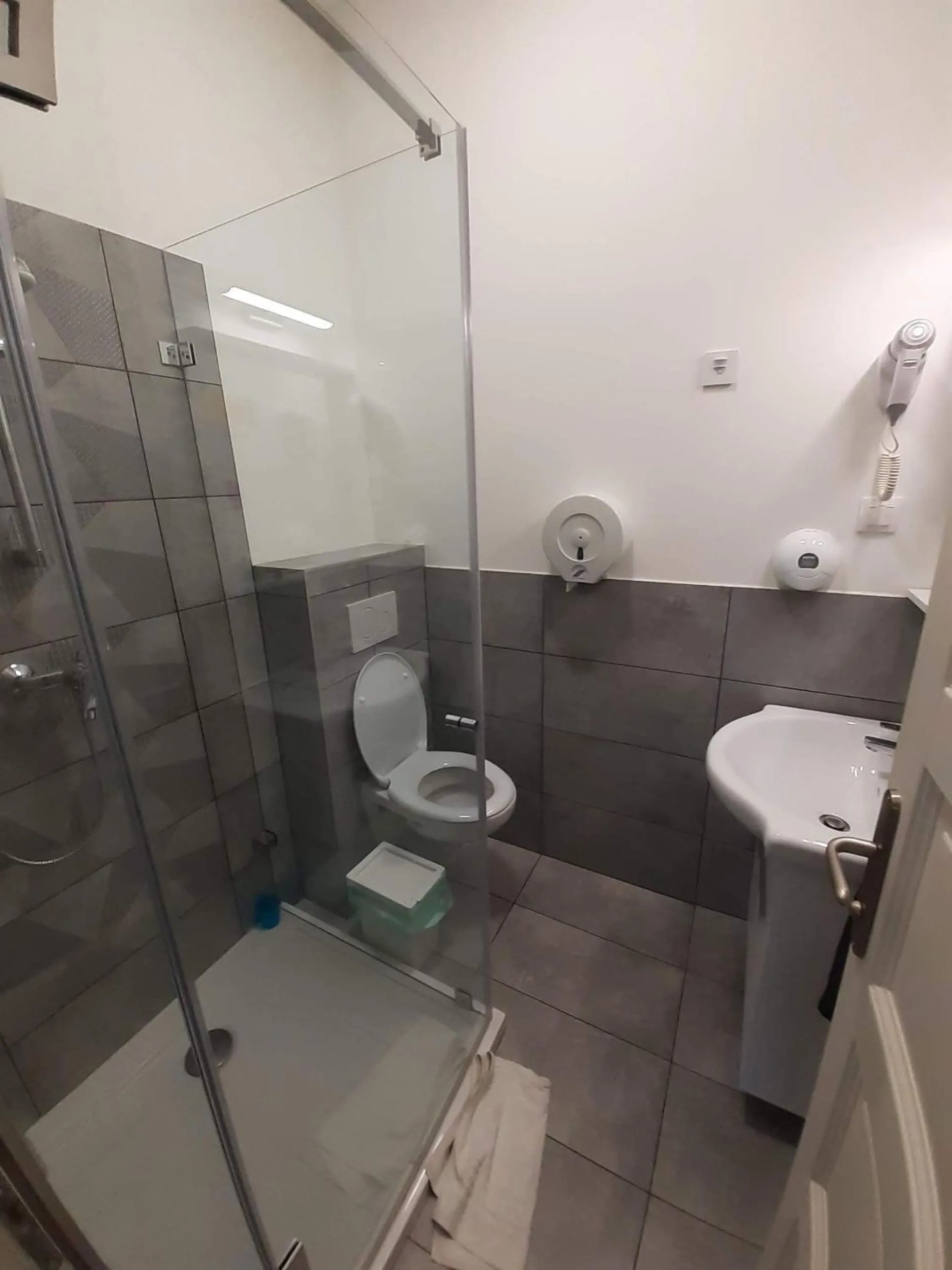 Toilet in Amber Terrace Studios Downtown