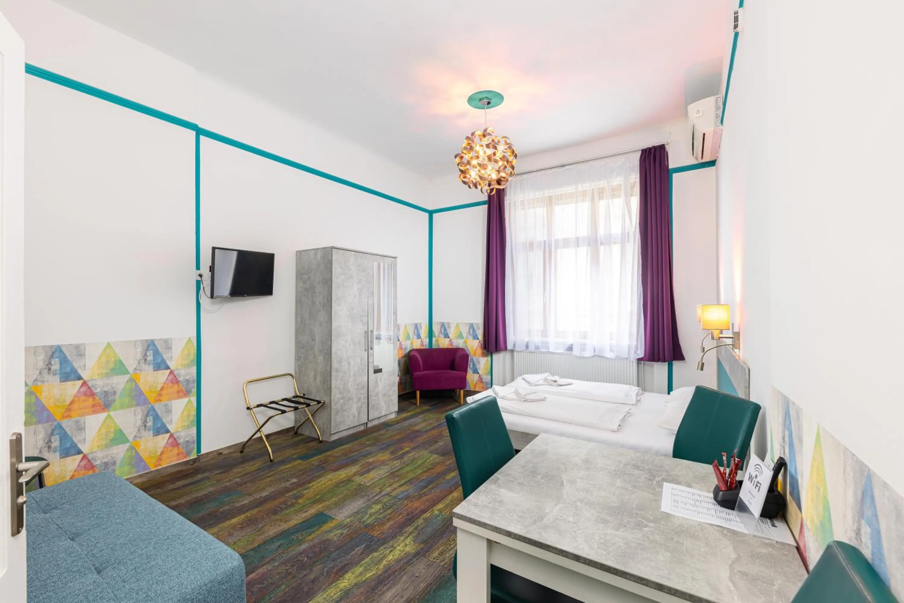 TV and multimedia, Bed in Amber Terrace Studios Downtown