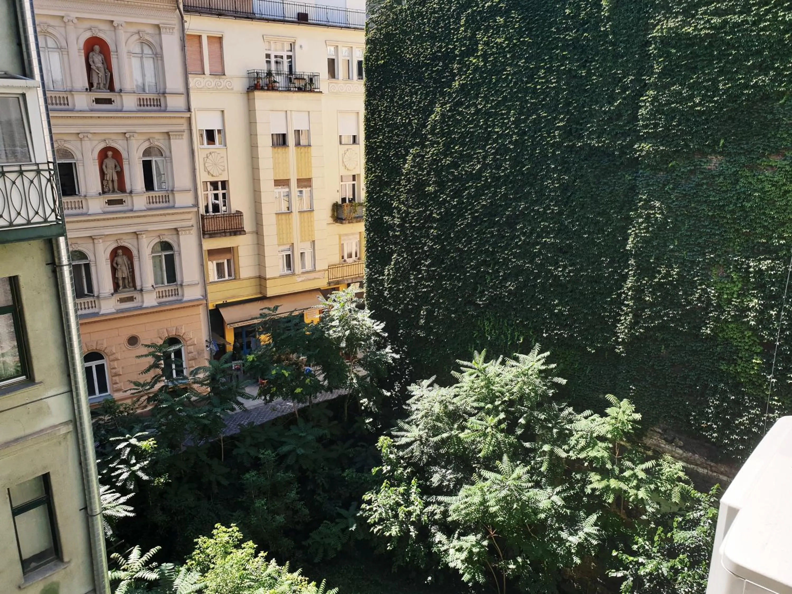 Inner courtyard view in Amber Terrace Studios Downtown