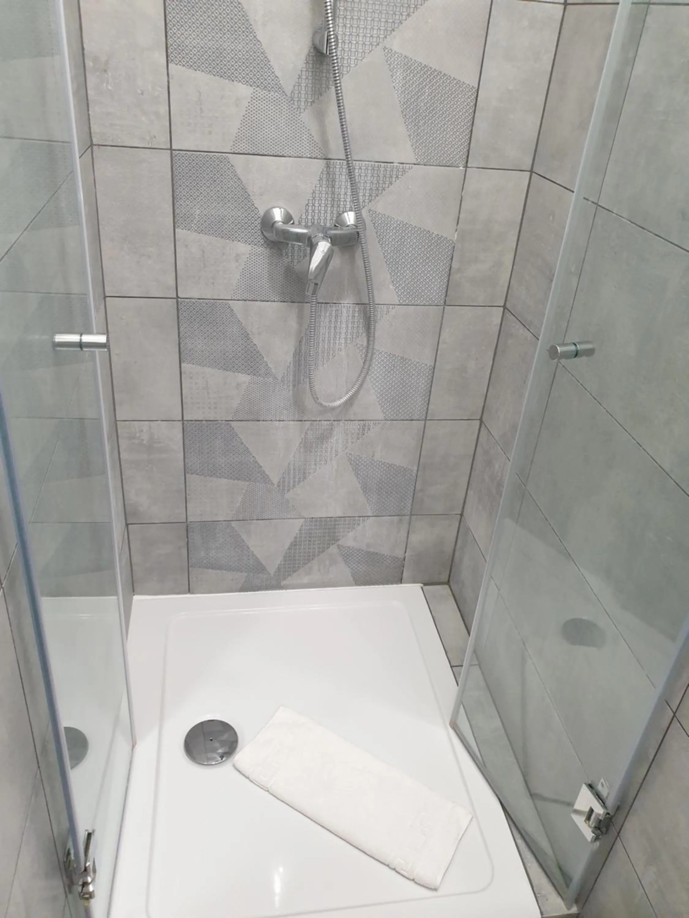Shower in Amber Terrace Studios Downtown