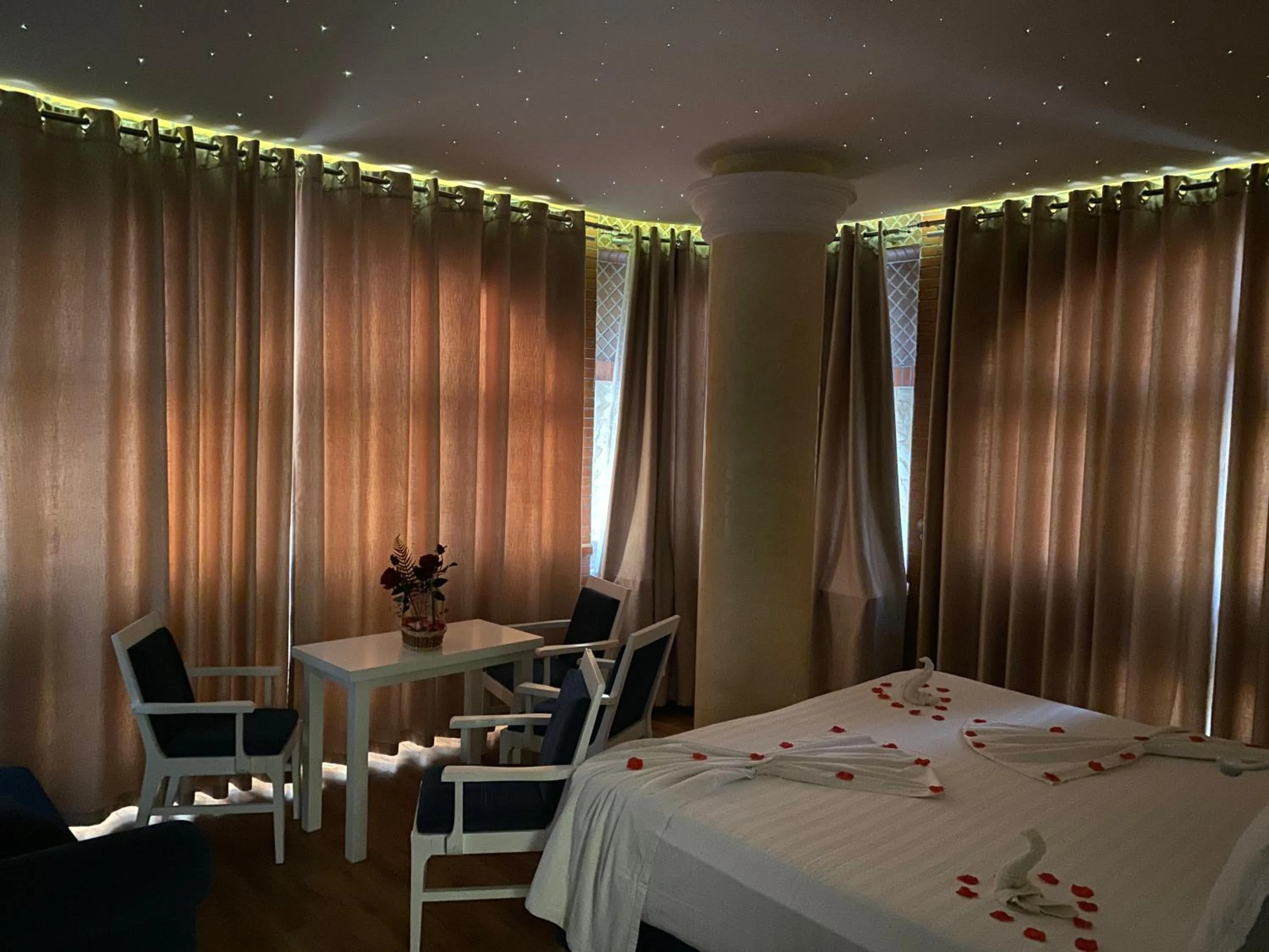 Photo of the whole room, Bed in The Red Bricks Hotel