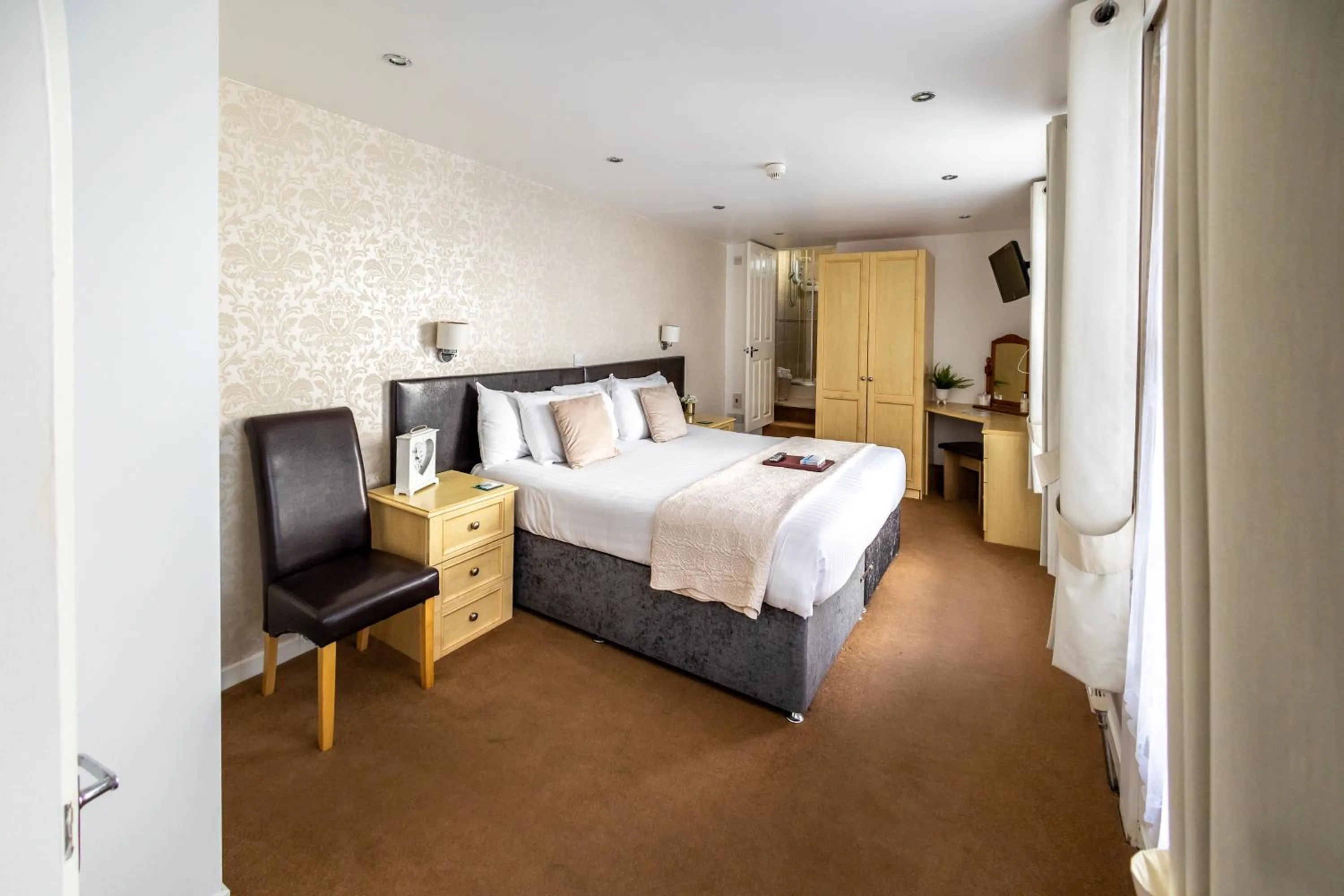 Photo of the whole room, Bed in The Cumberland