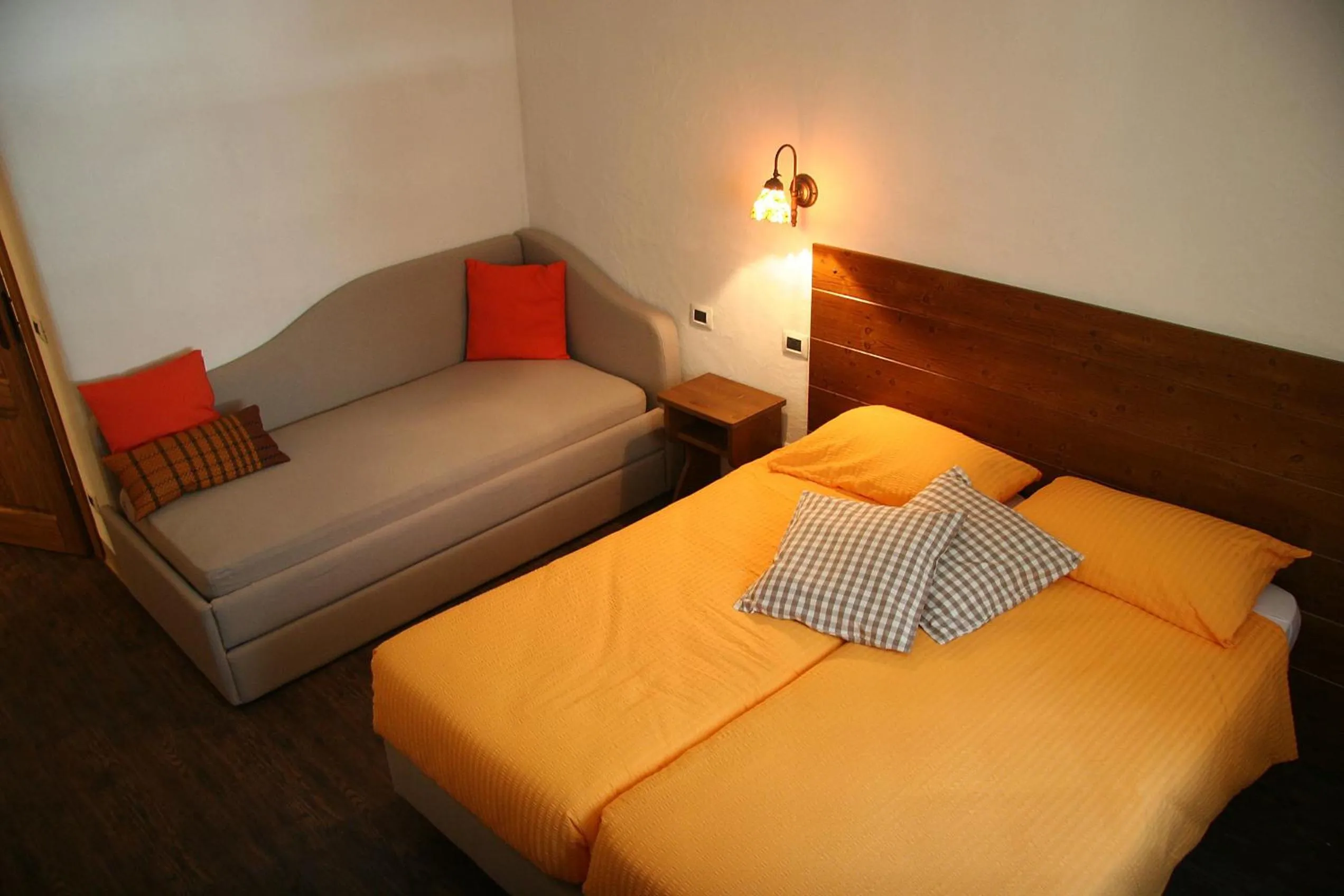 Photo of the whole room, Bed in Ostello del Castello Tirano