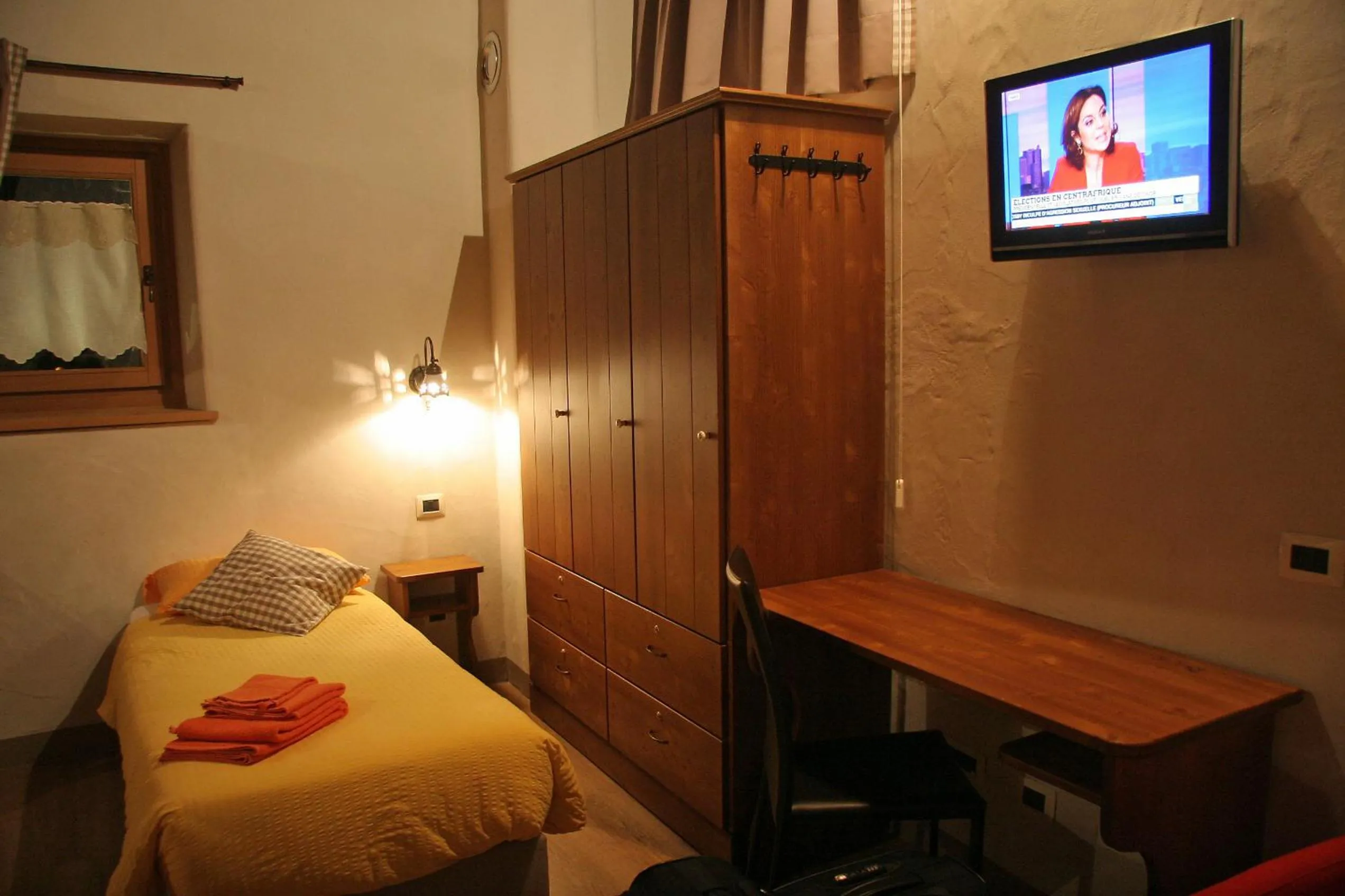 Photo of the whole room, Bed in Ostello del Castello Tirano