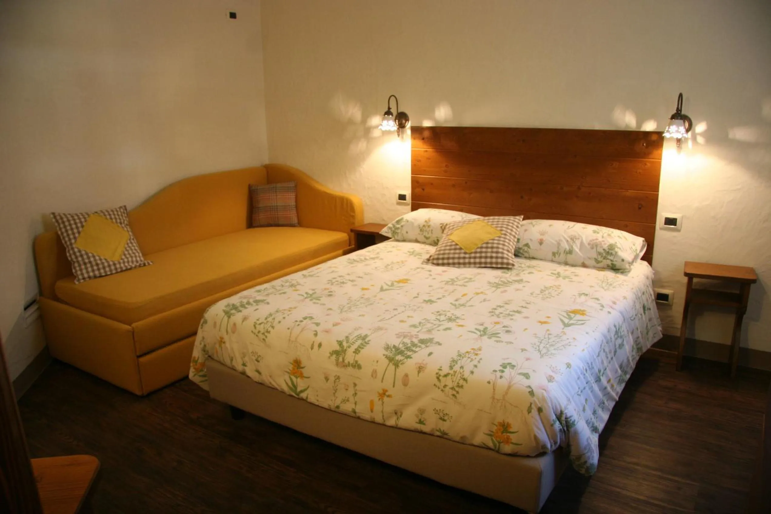 Photo of the whole room, Bed in Ostello del Castello Tirano