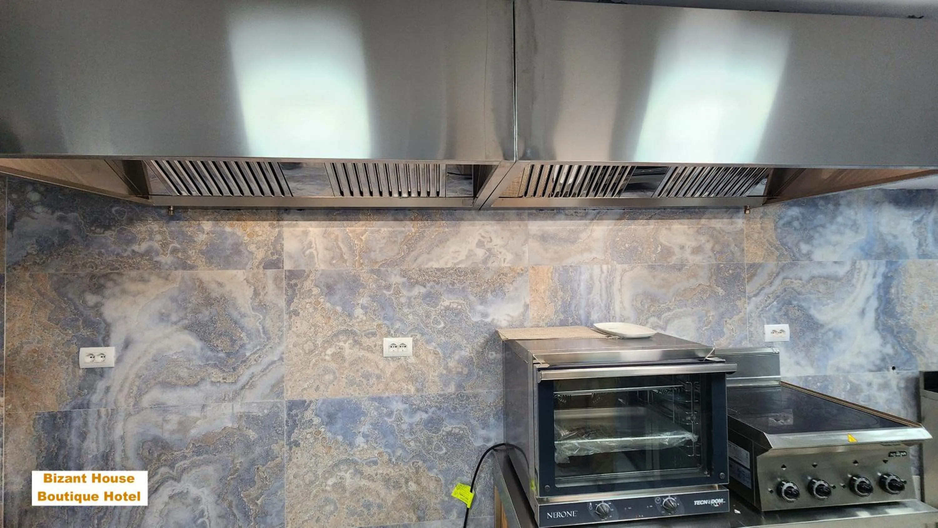 Kitchen or kitchenette in Bizant House Boutique Hotel