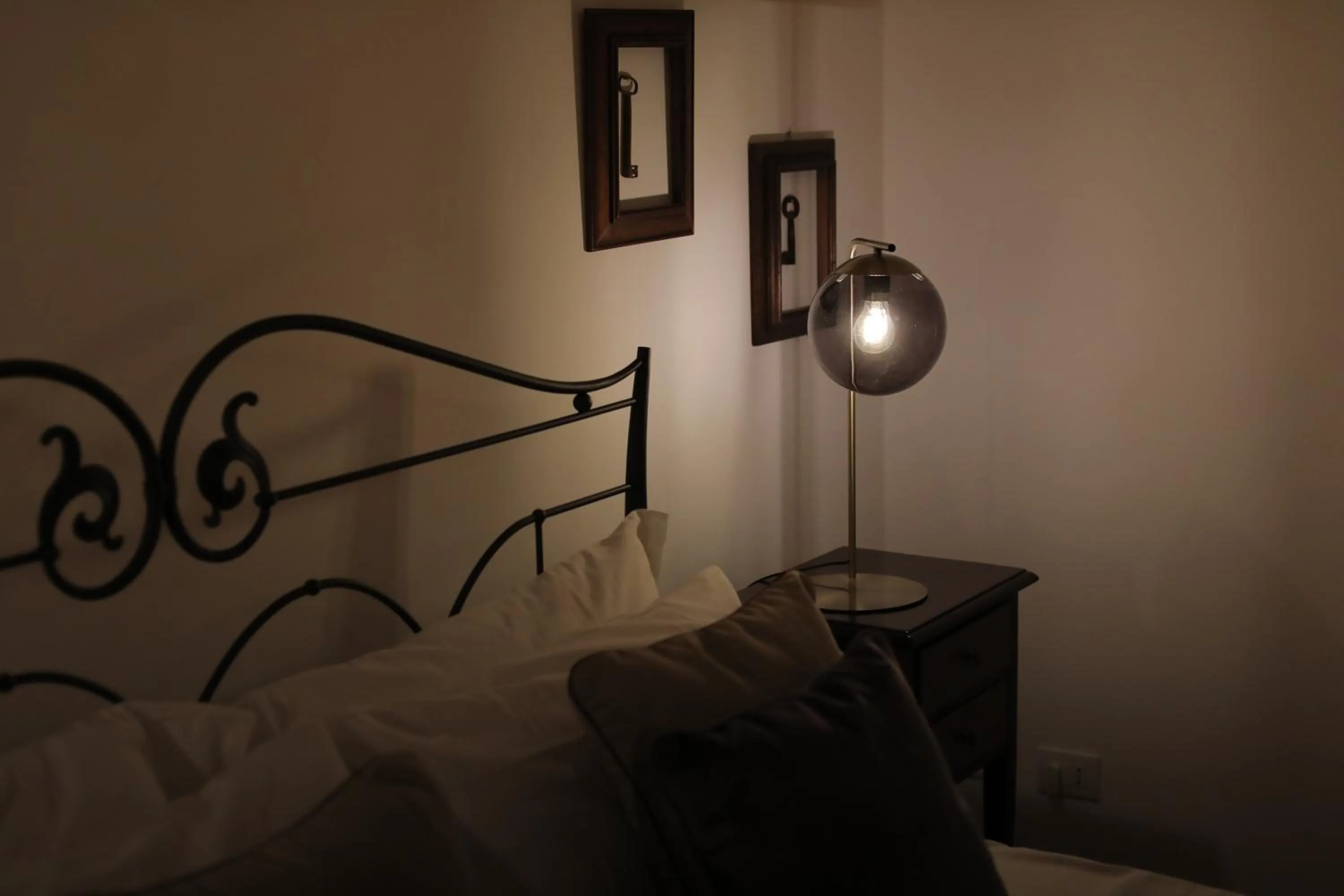 Decorative detail, Bed in Masseria Torre Spagnola