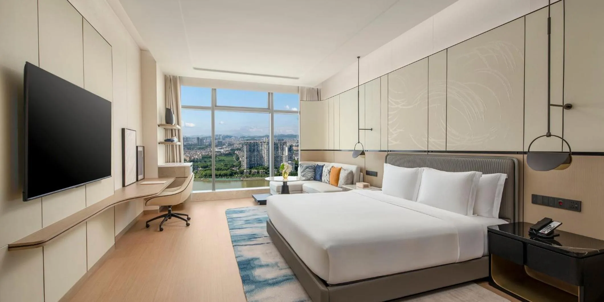 Photo of the whole room, Bed in Crowne Plaza Guangzhou Window of Canton