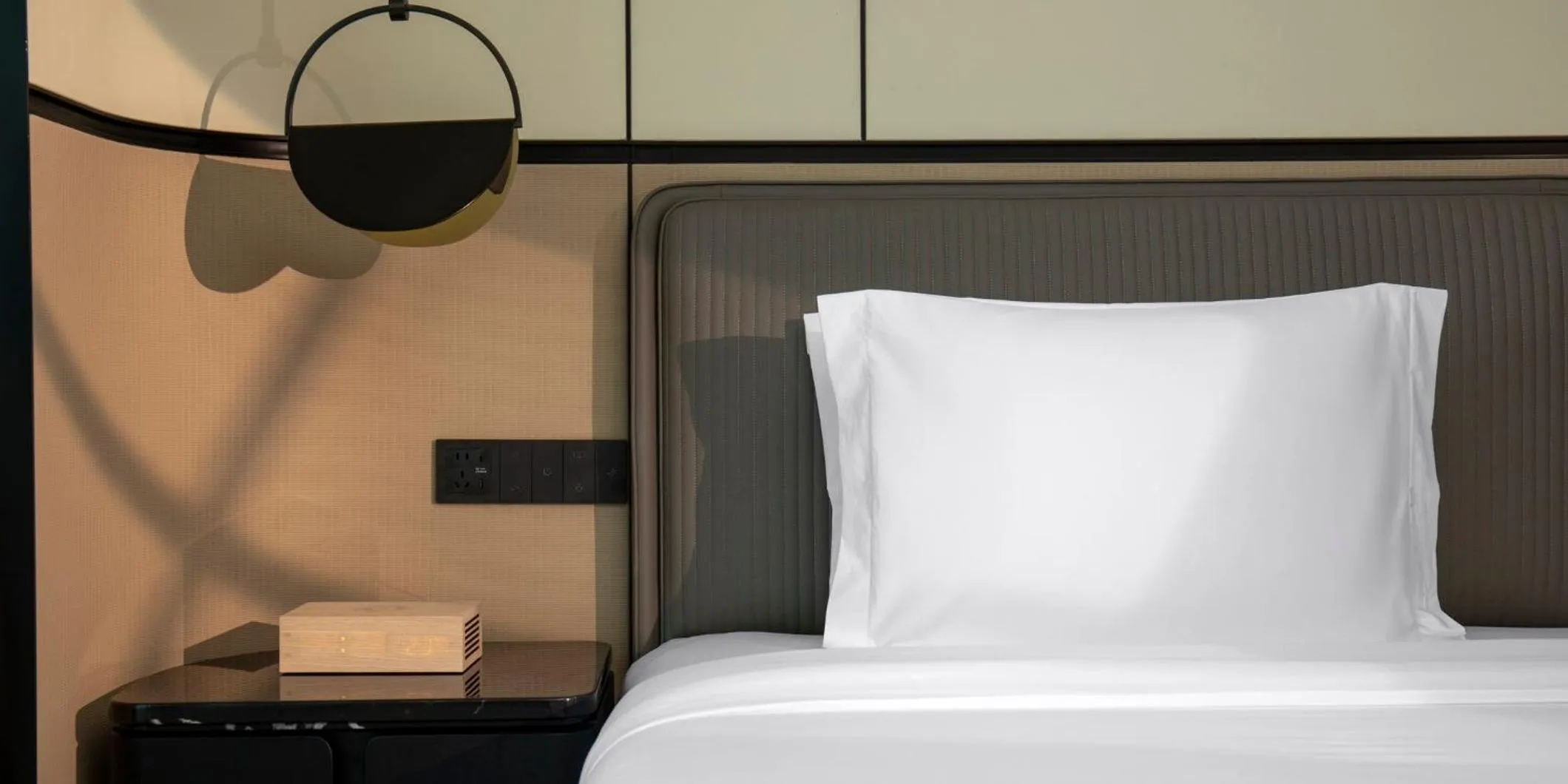 Photo of the whole room, Bed in Crowne Plaza Guangzhou Window of Canton