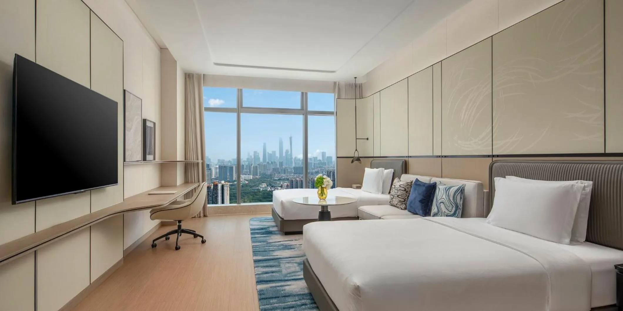 Photo of the whole room, Bed in Crowne Plaza Guangzhou Window of Canton