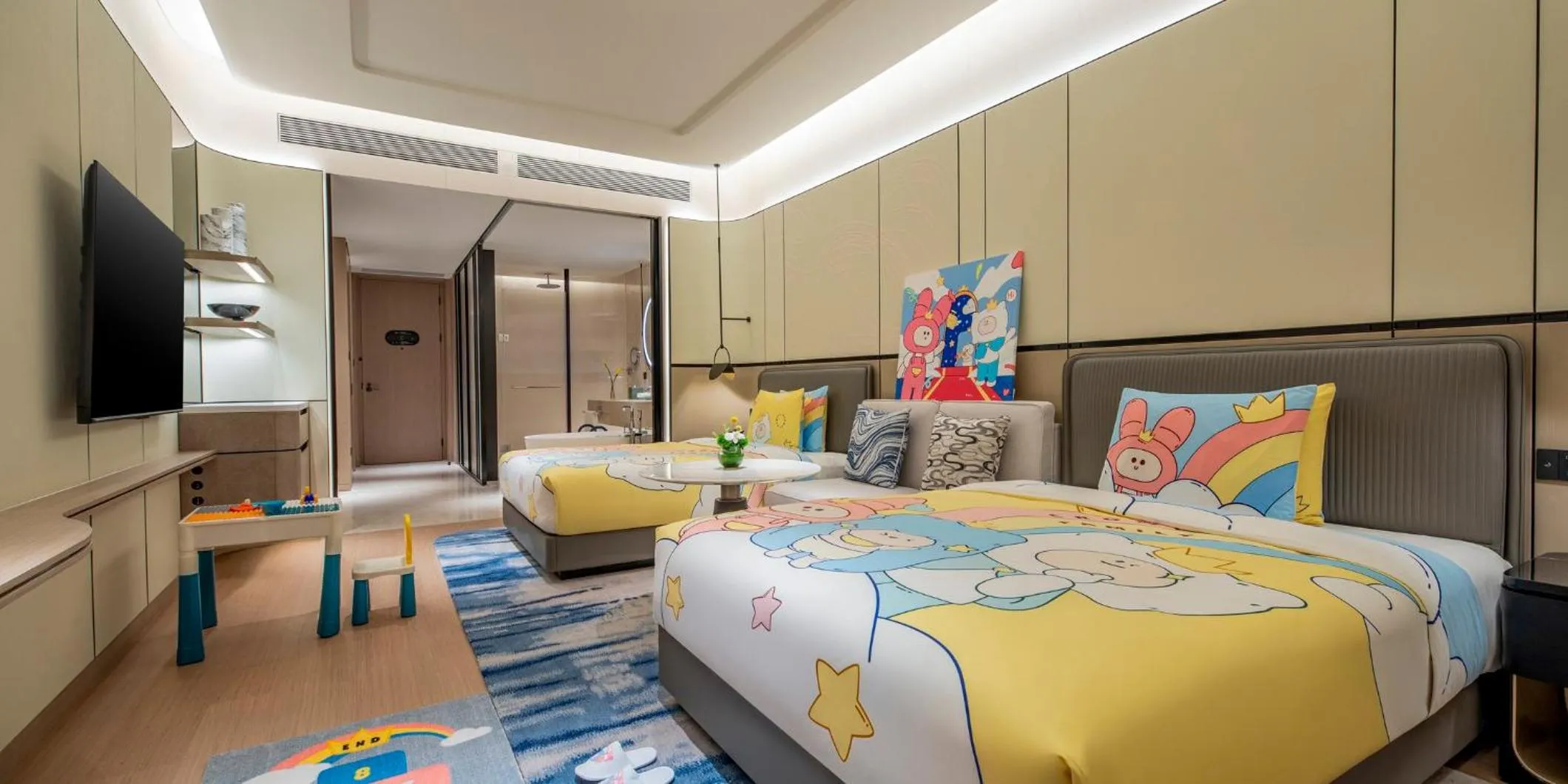 Bedroom, Bed in Crowne Plaza Guangzhou Window of Canton