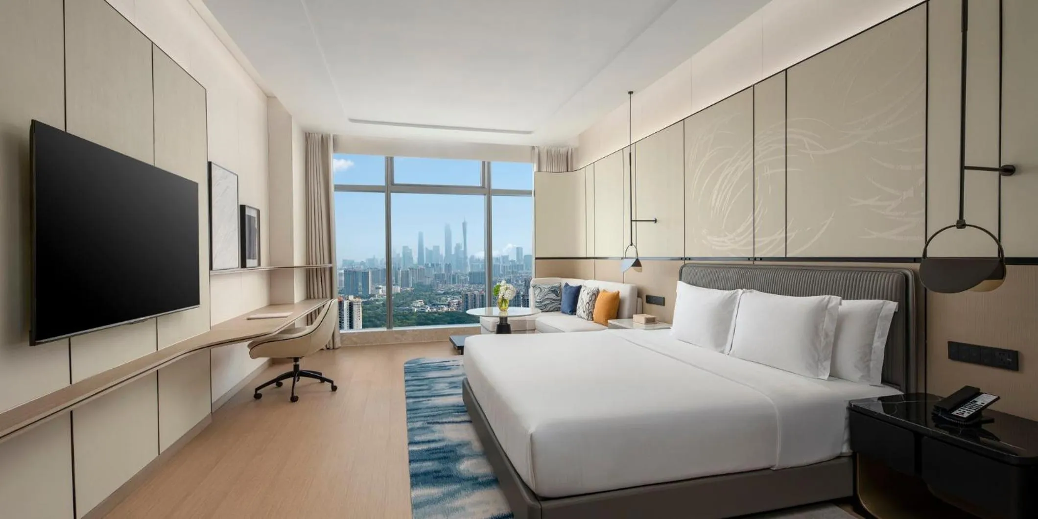 Photo of the whole room, Bed in Crowne Plaza Guangzhou Window of Canton