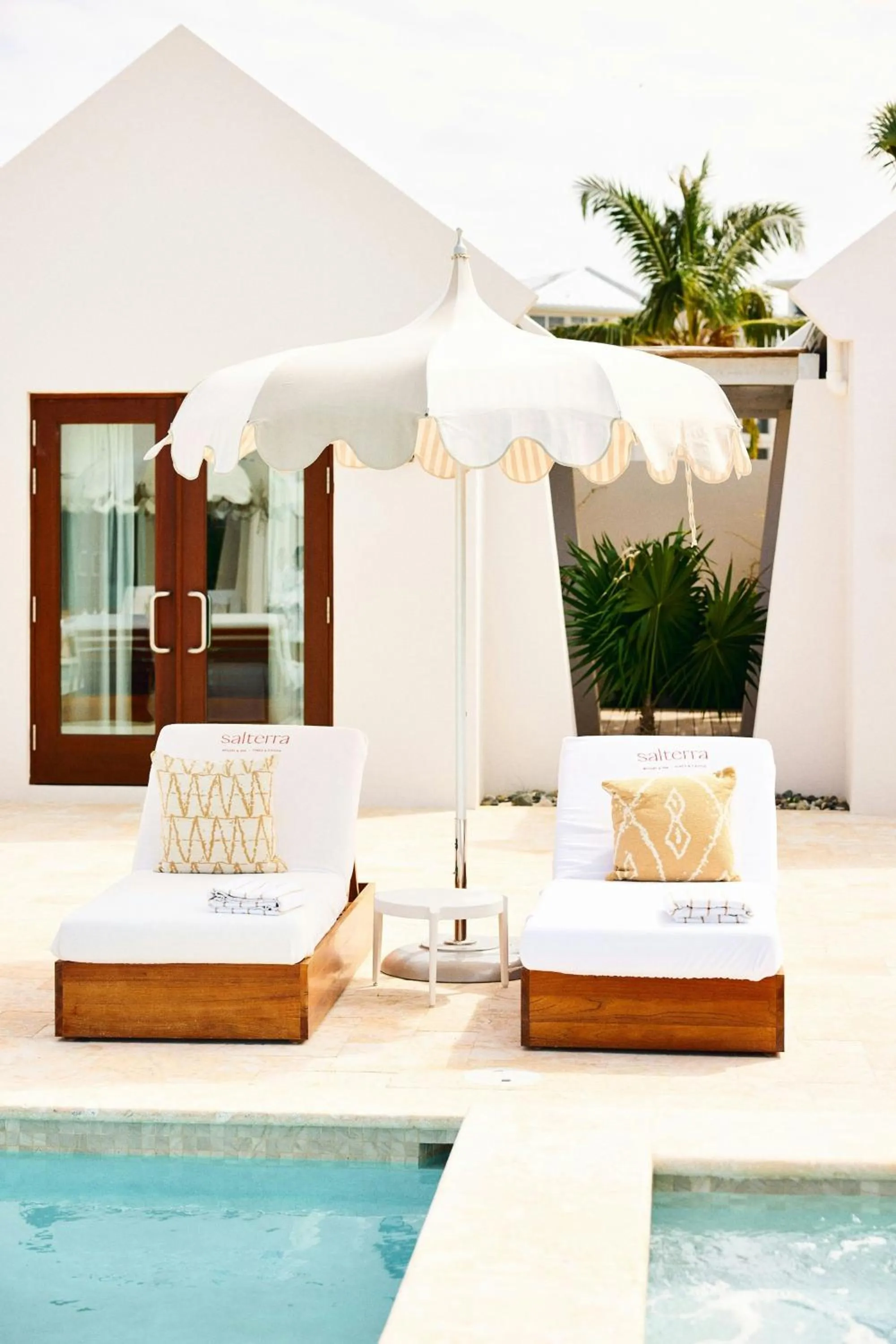 Lounge or bar in Salterra, a Luxury Collection Resort & Spa, South Caicos