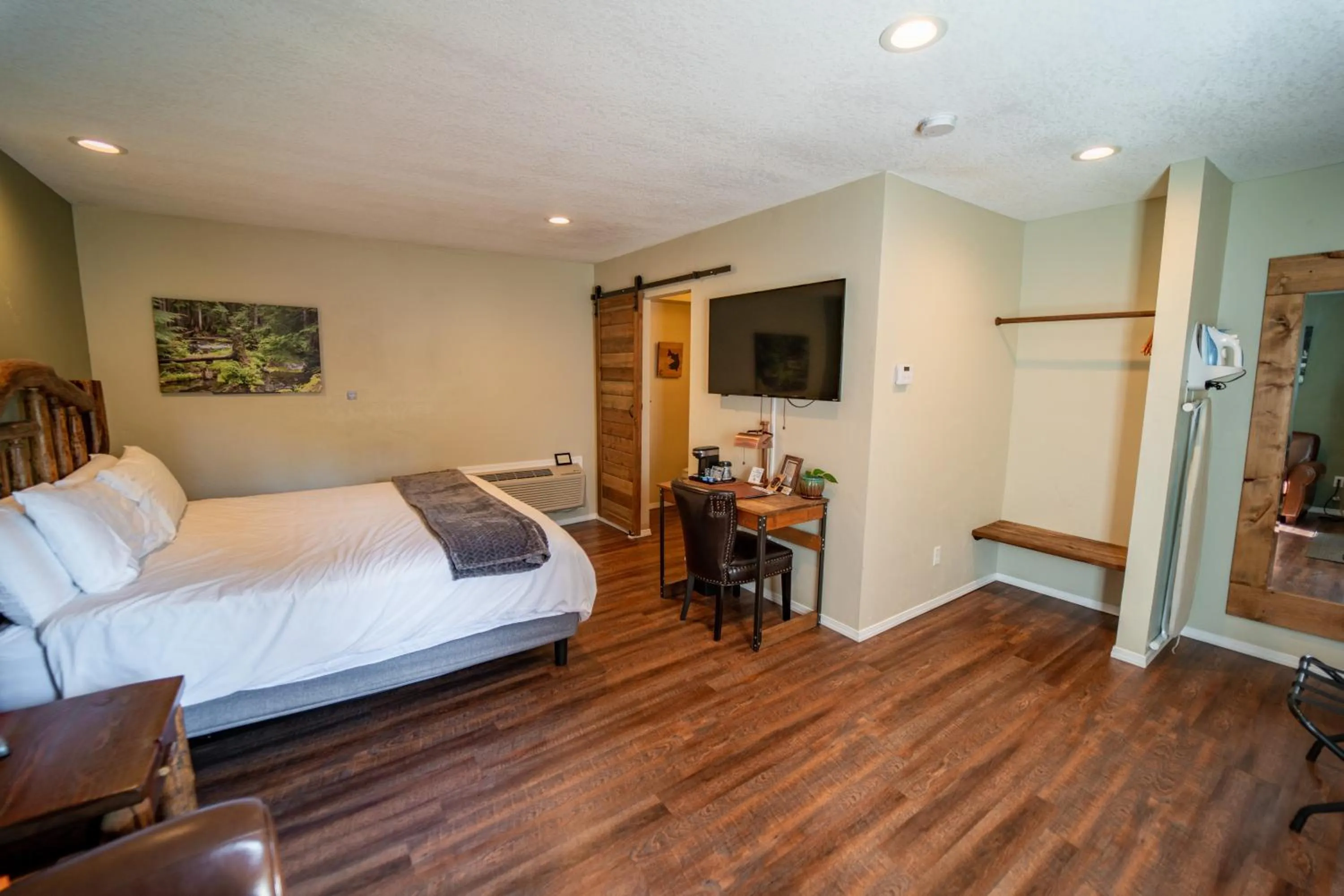 Photo of the whole room, Bed in Evergreen Motel