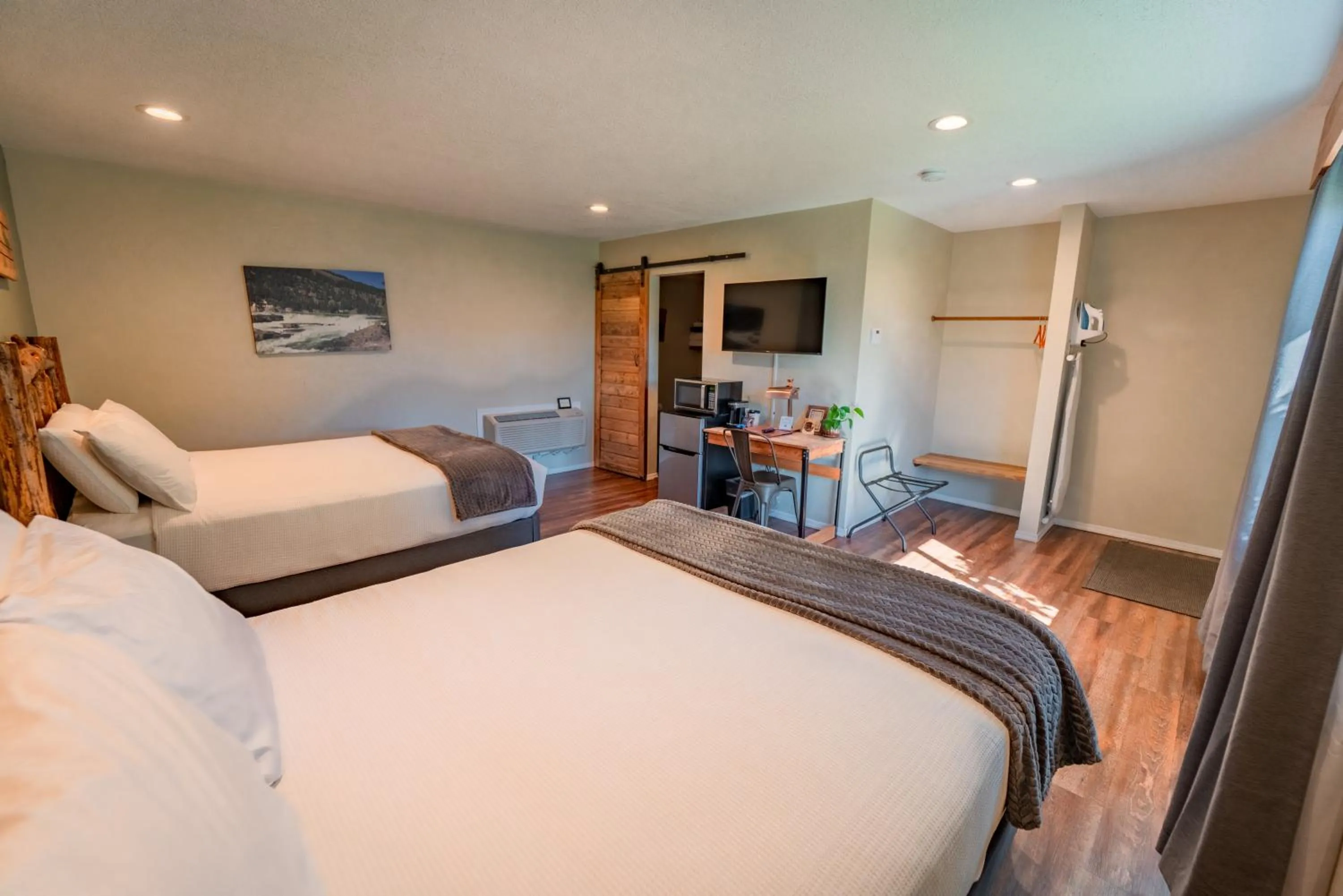 Photo of the whole room, Bed in Evergreen Motel