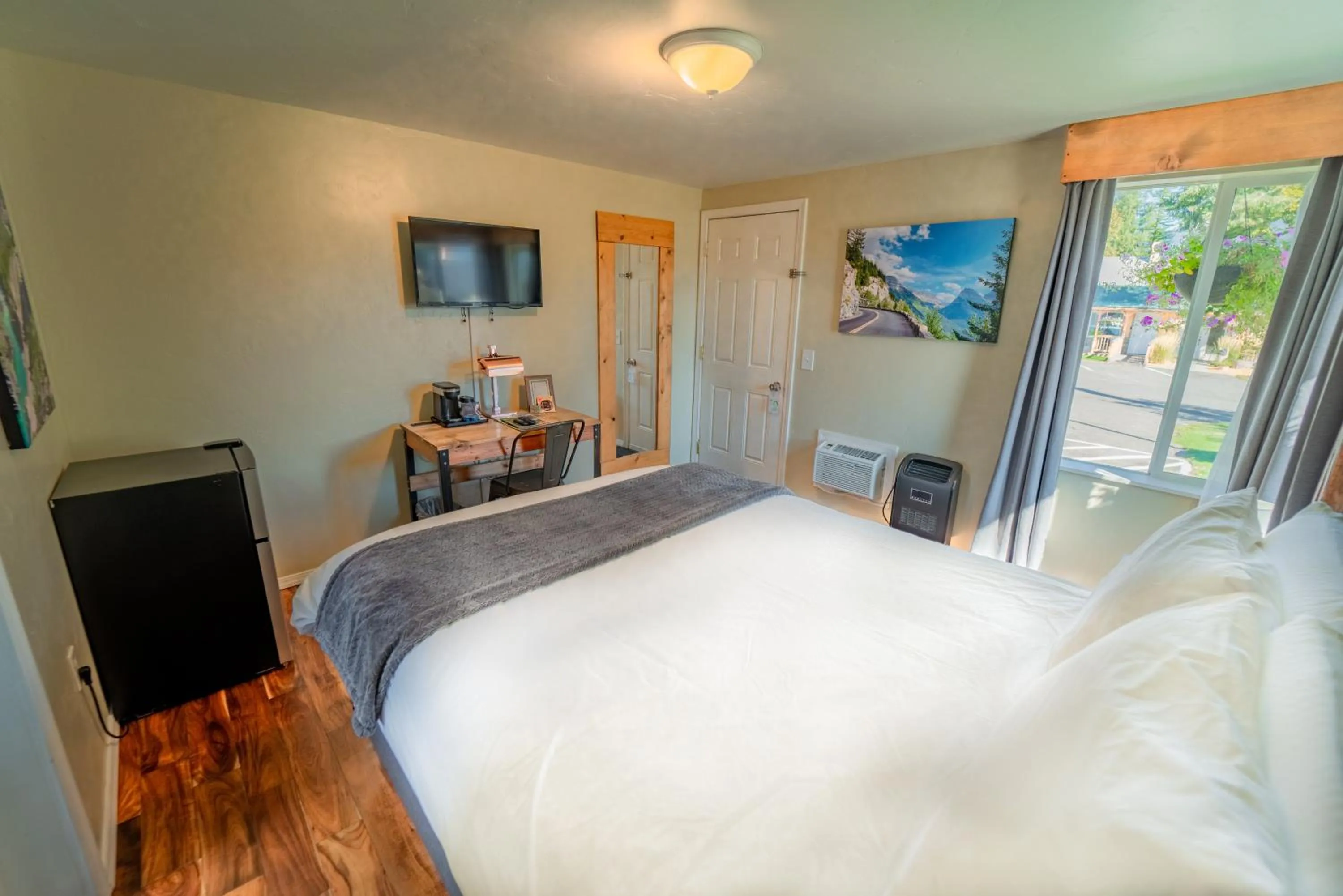 Photo of the whole room, Bed in Evergreen Motel