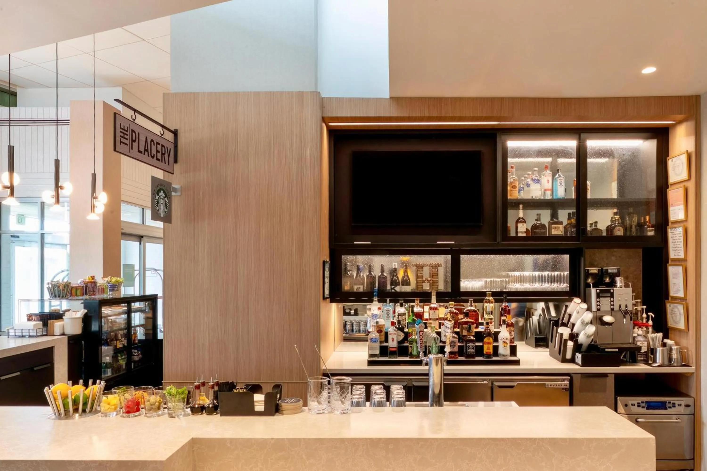 Lounge or bar in Hyatt Place Sacramento Roseville