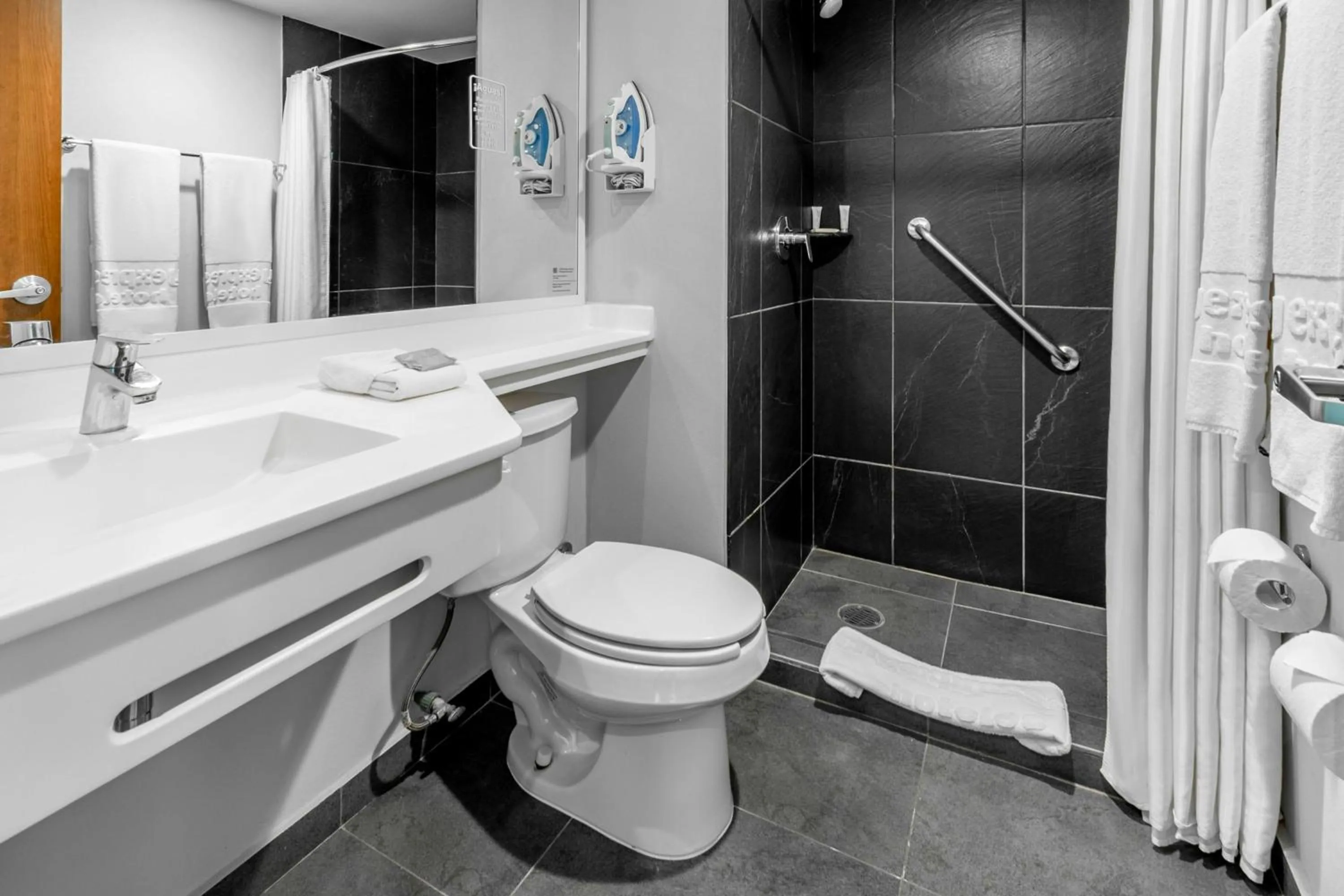 Bathroom in City Express by Marriott Tuxpan