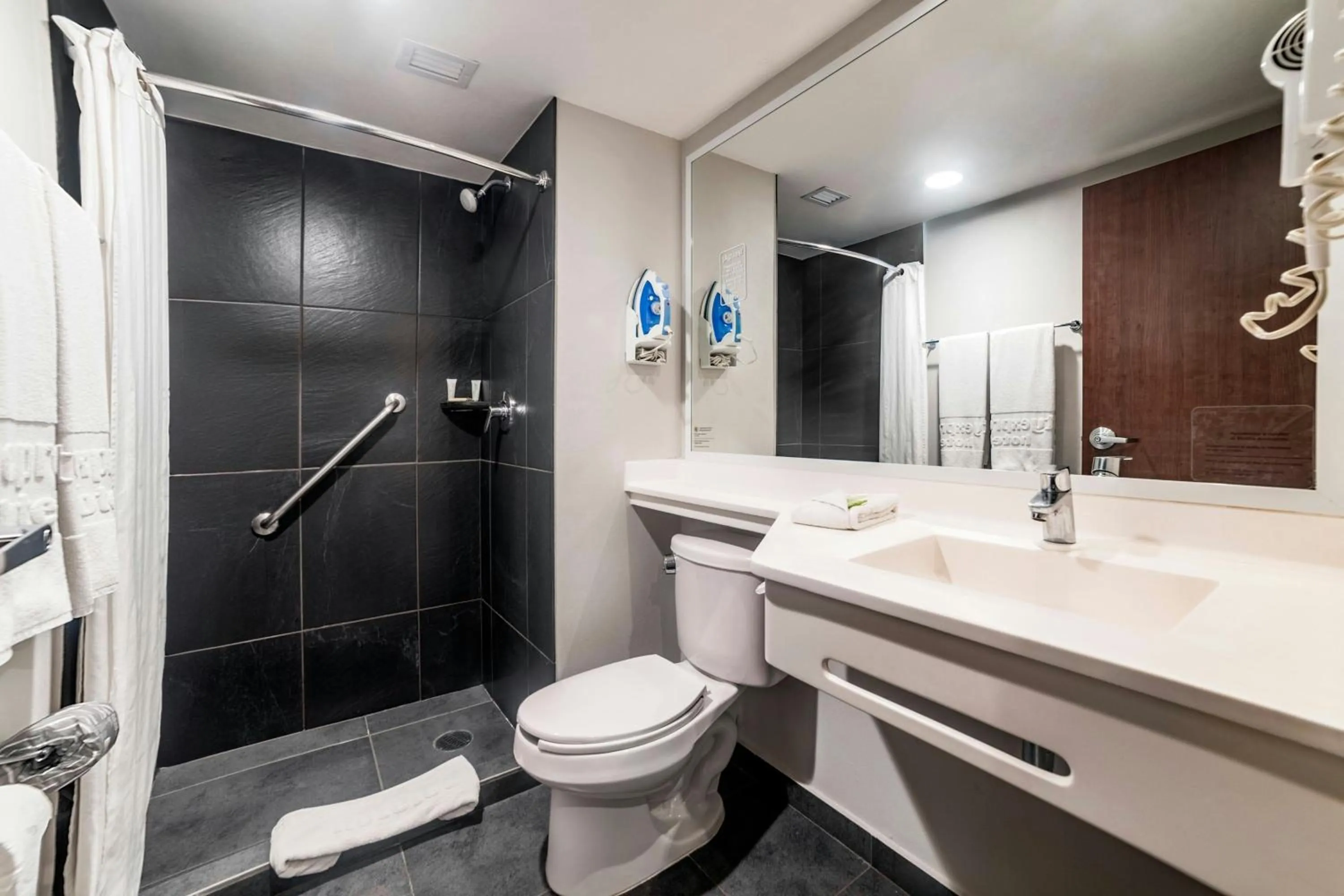 Bathroom in City Express by Marriott Tuxpan