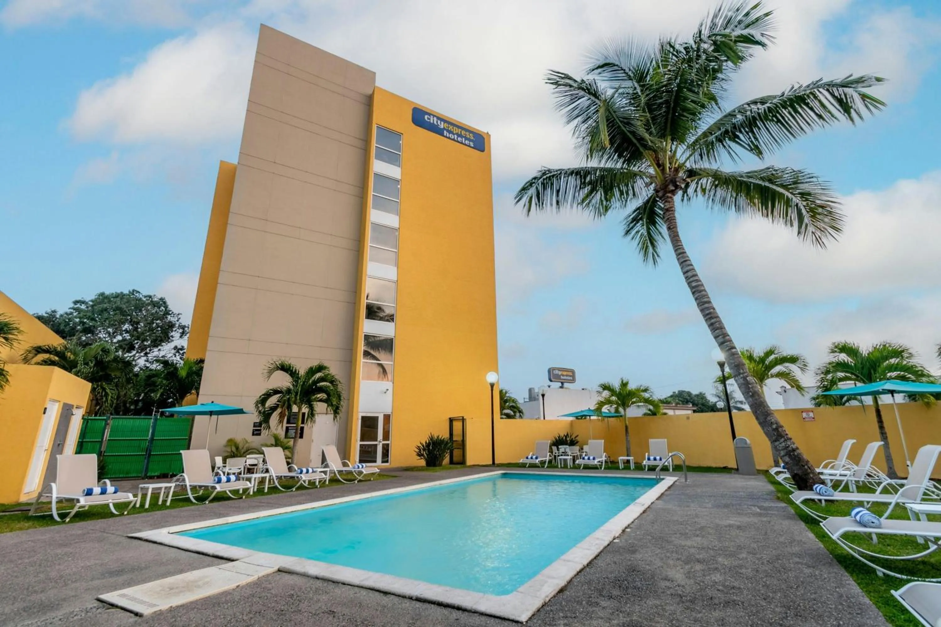 Swimming pool in City Express by Marriott Tuxpan