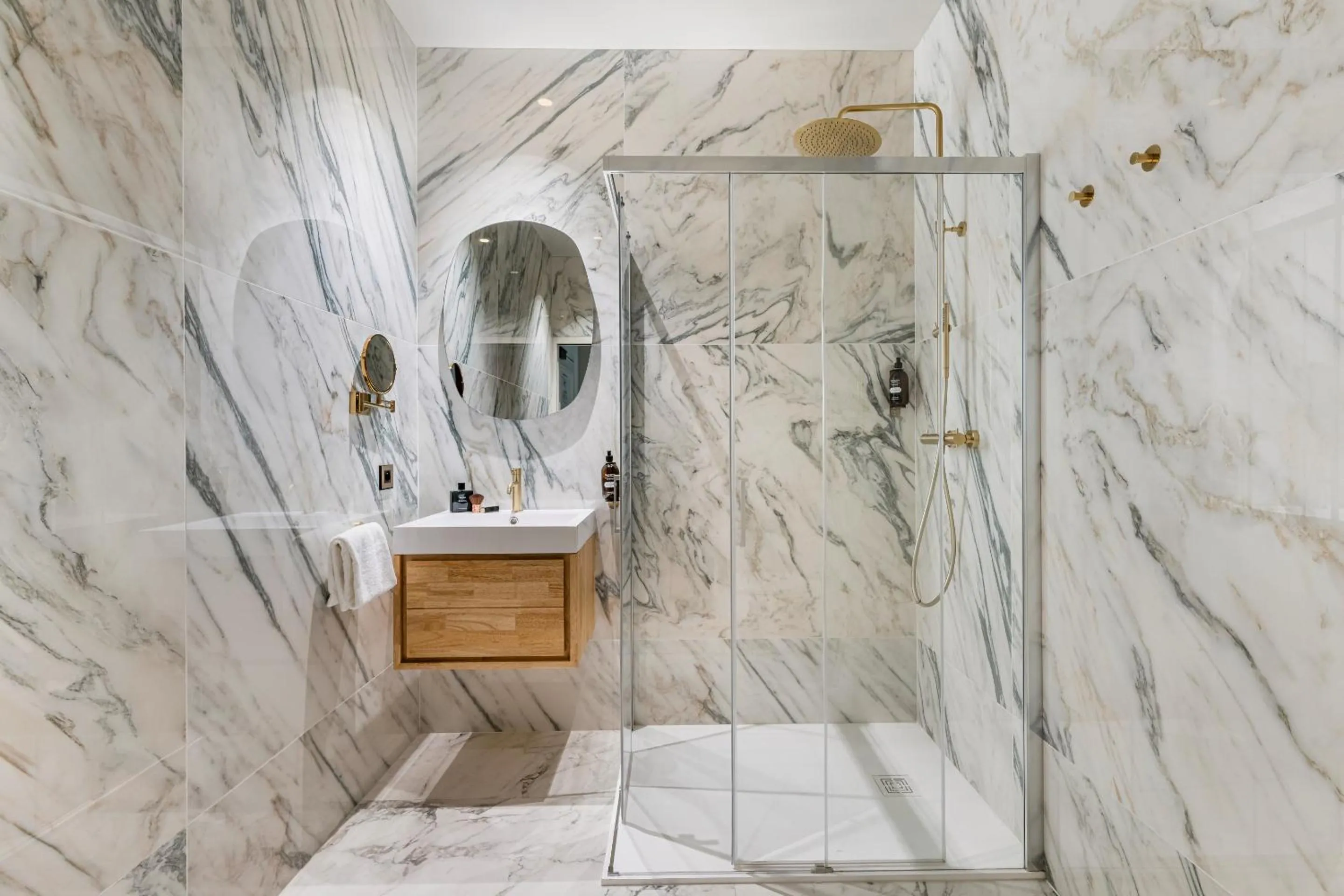 Bathroom in Hôtel La Cour du 6