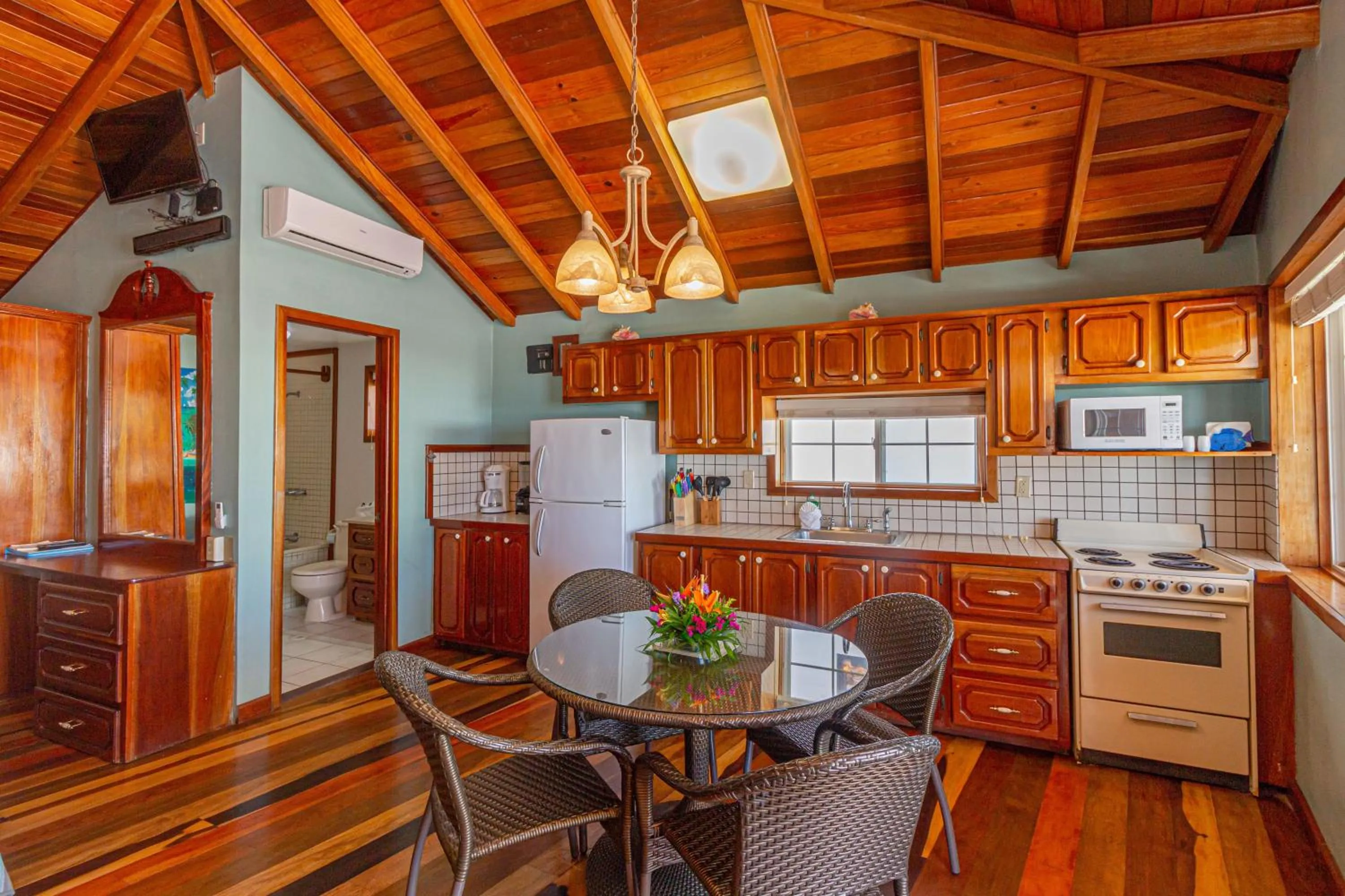 Kitchen or kitchenette in Blue Tang Inn