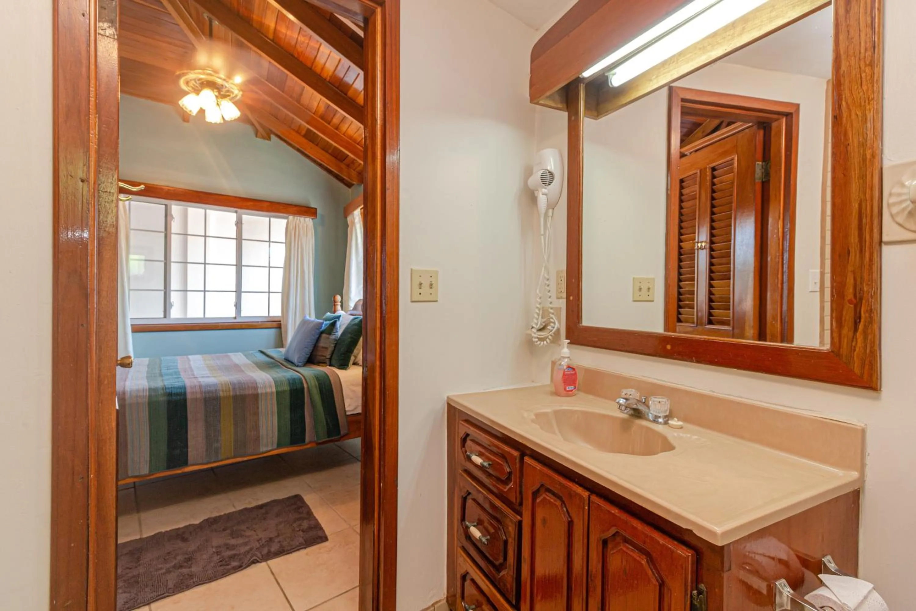 Bathroom, Bed in Blue Tang Inn
