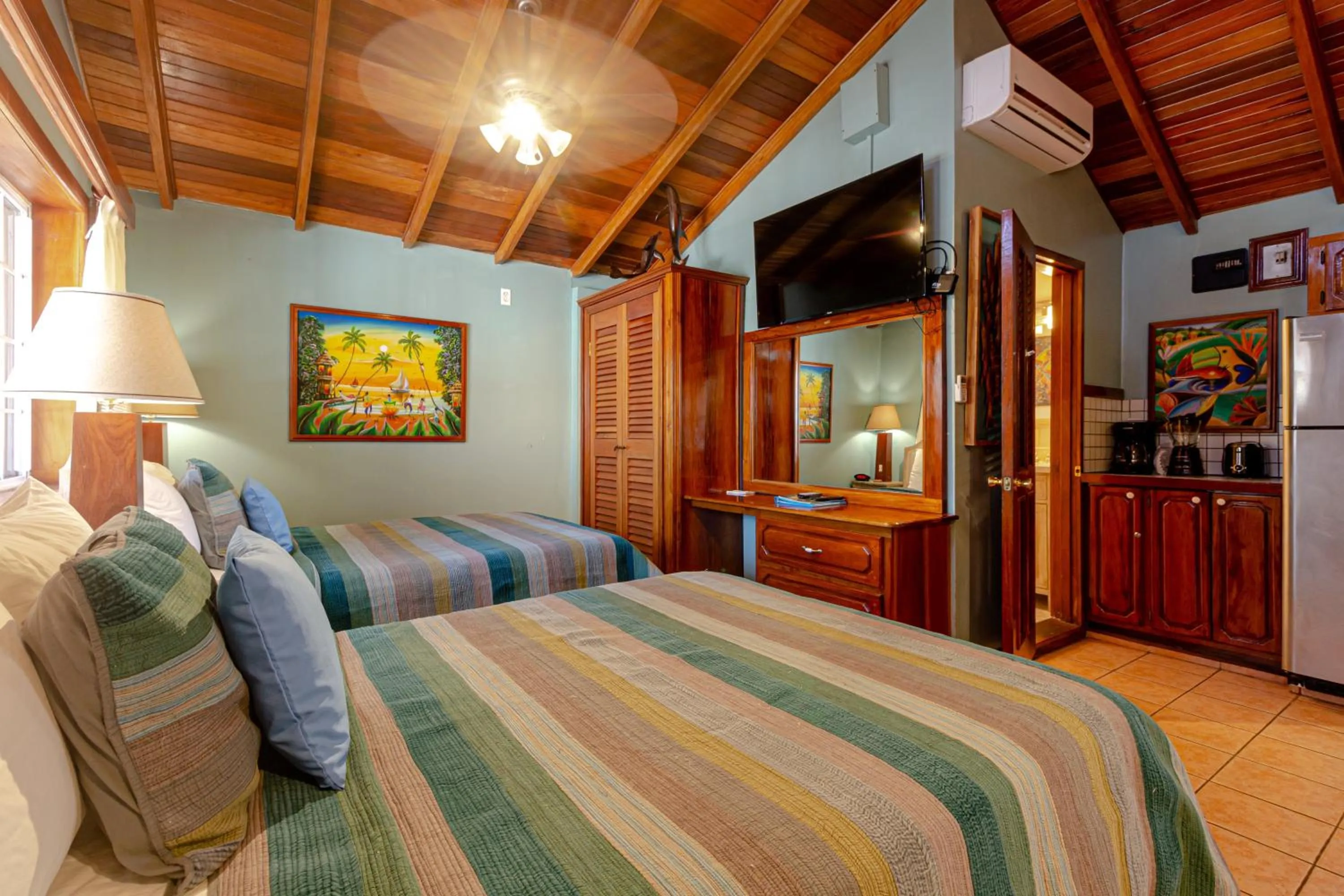 Bedroom, Bed in Blue Tang Inn