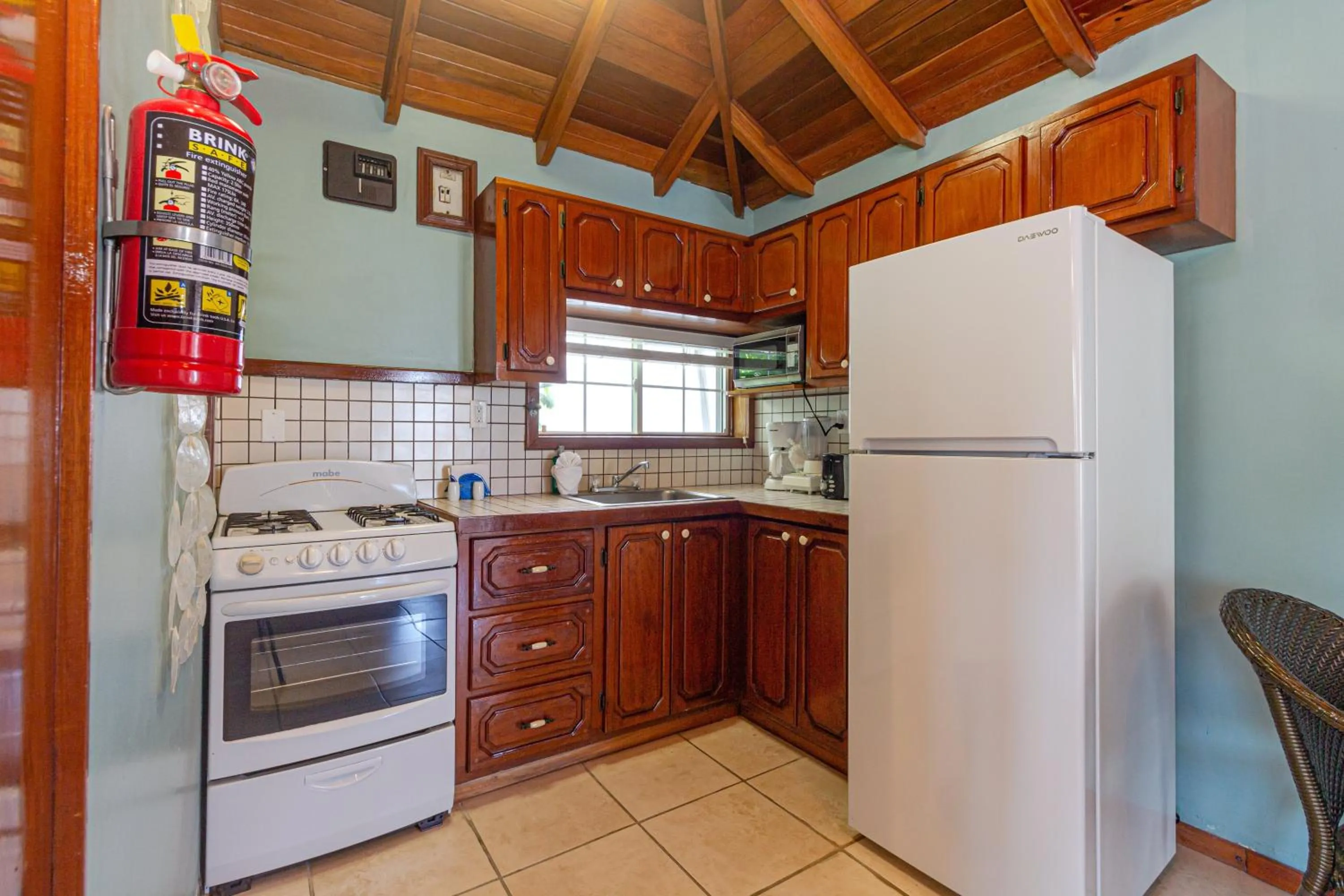 Kitchen or kitchenette in Blue Tang Inn