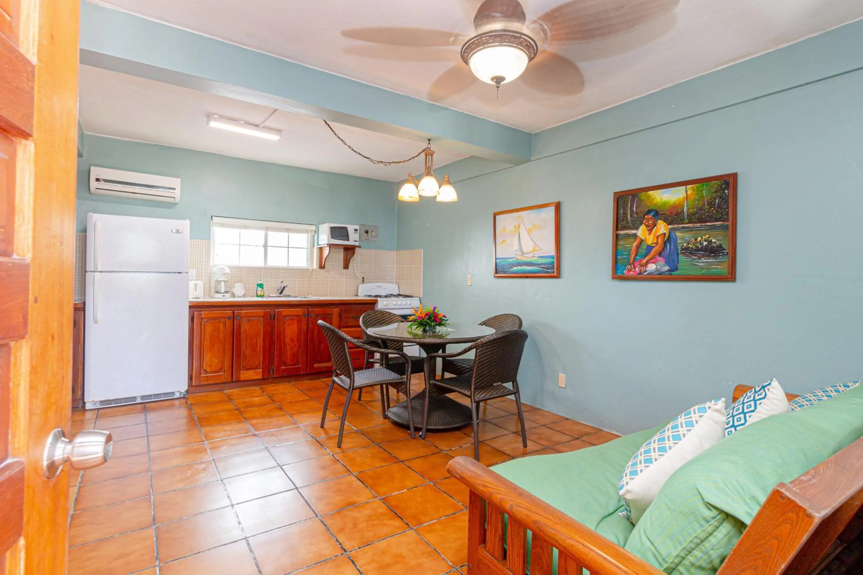 Kitchen or kitchenette in Blue Tang Inn