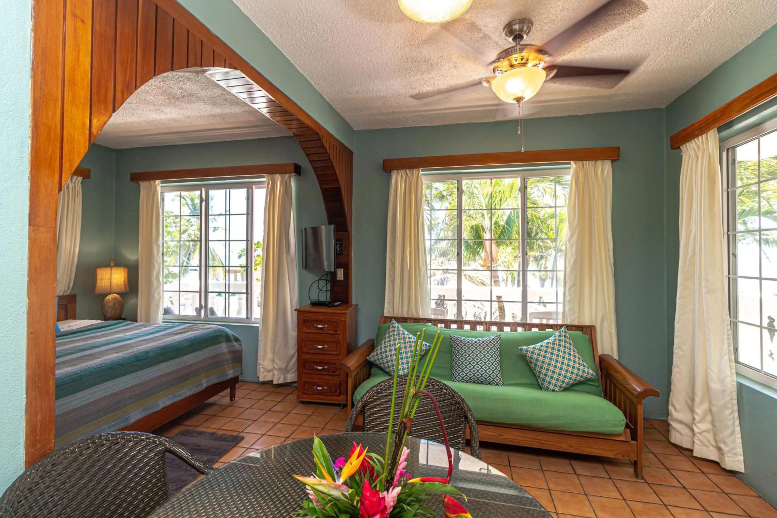 Living room in Blue Tang Inn