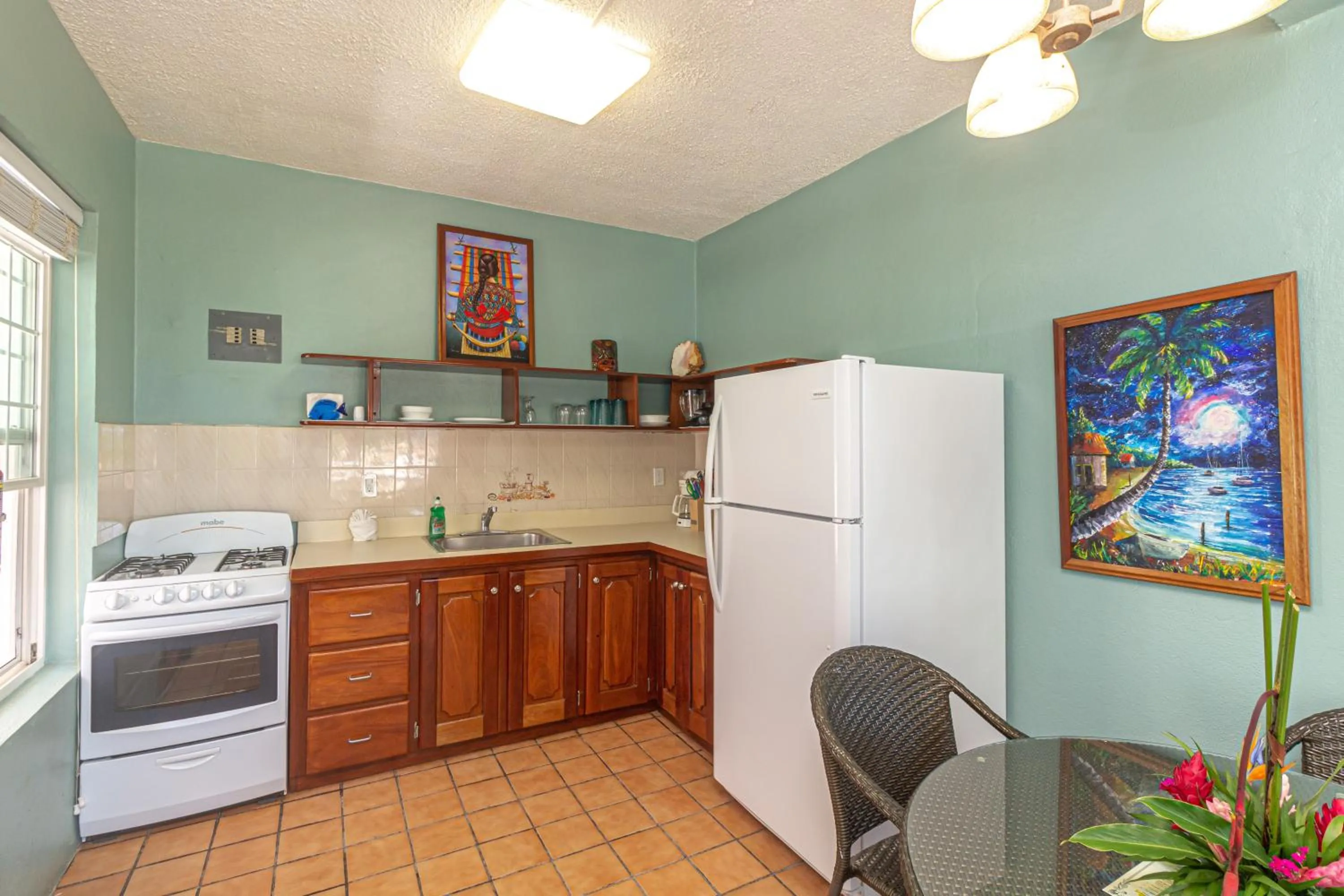 Kitchen or kitchenette in Blue Tang Inn