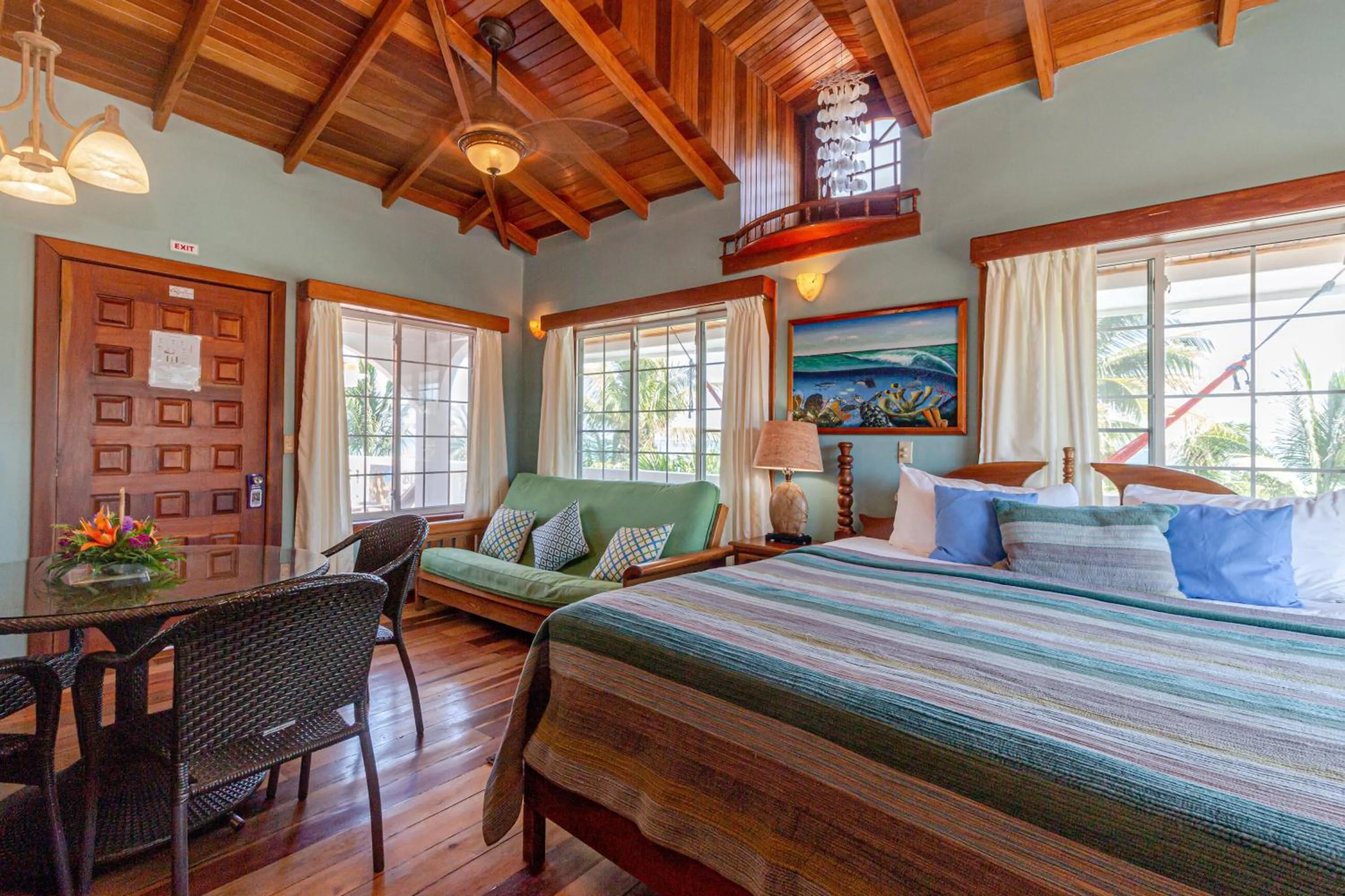 Bedroom, Bed in Blue Tang Inn