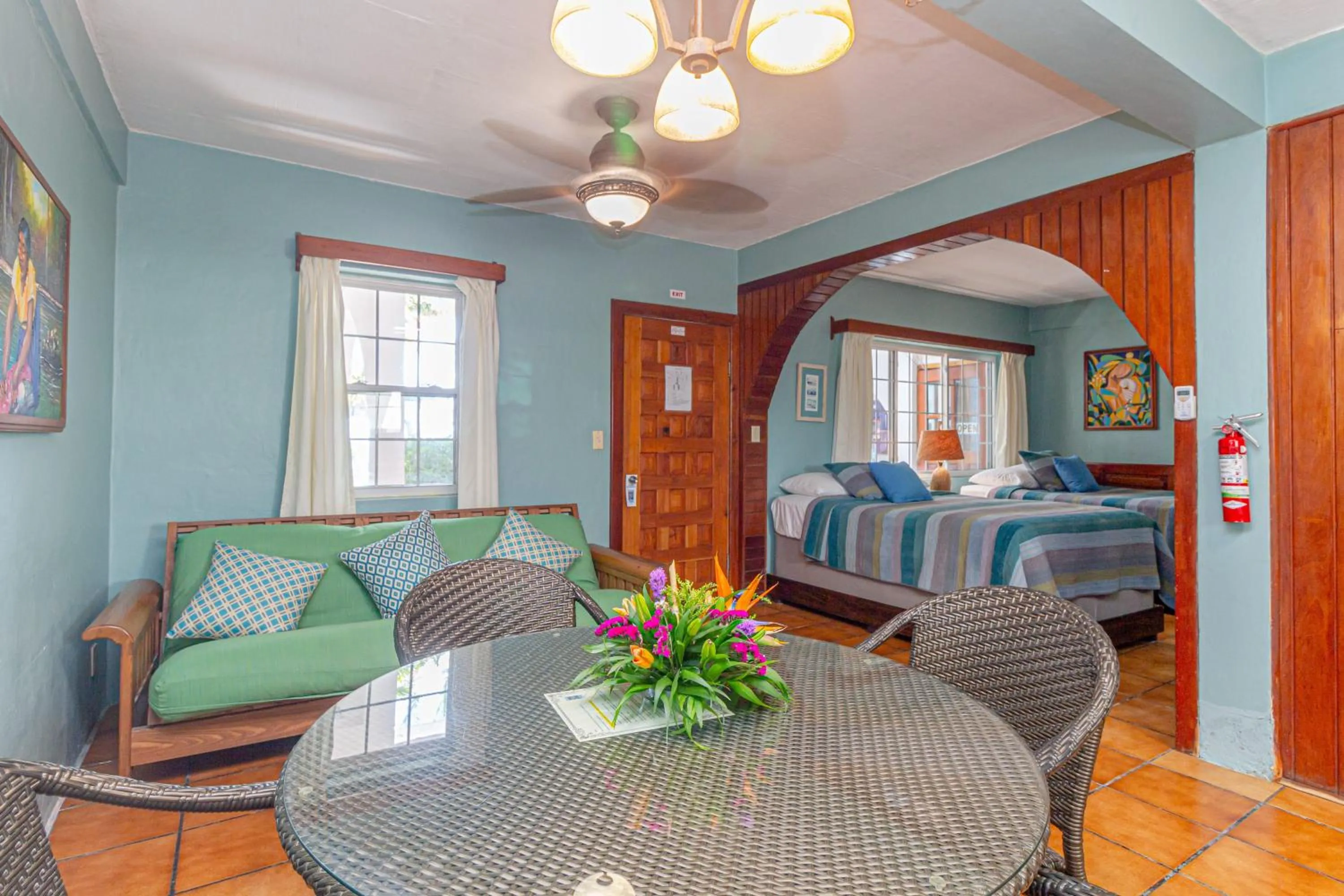 Living room, Bed in Blue Tang Inn