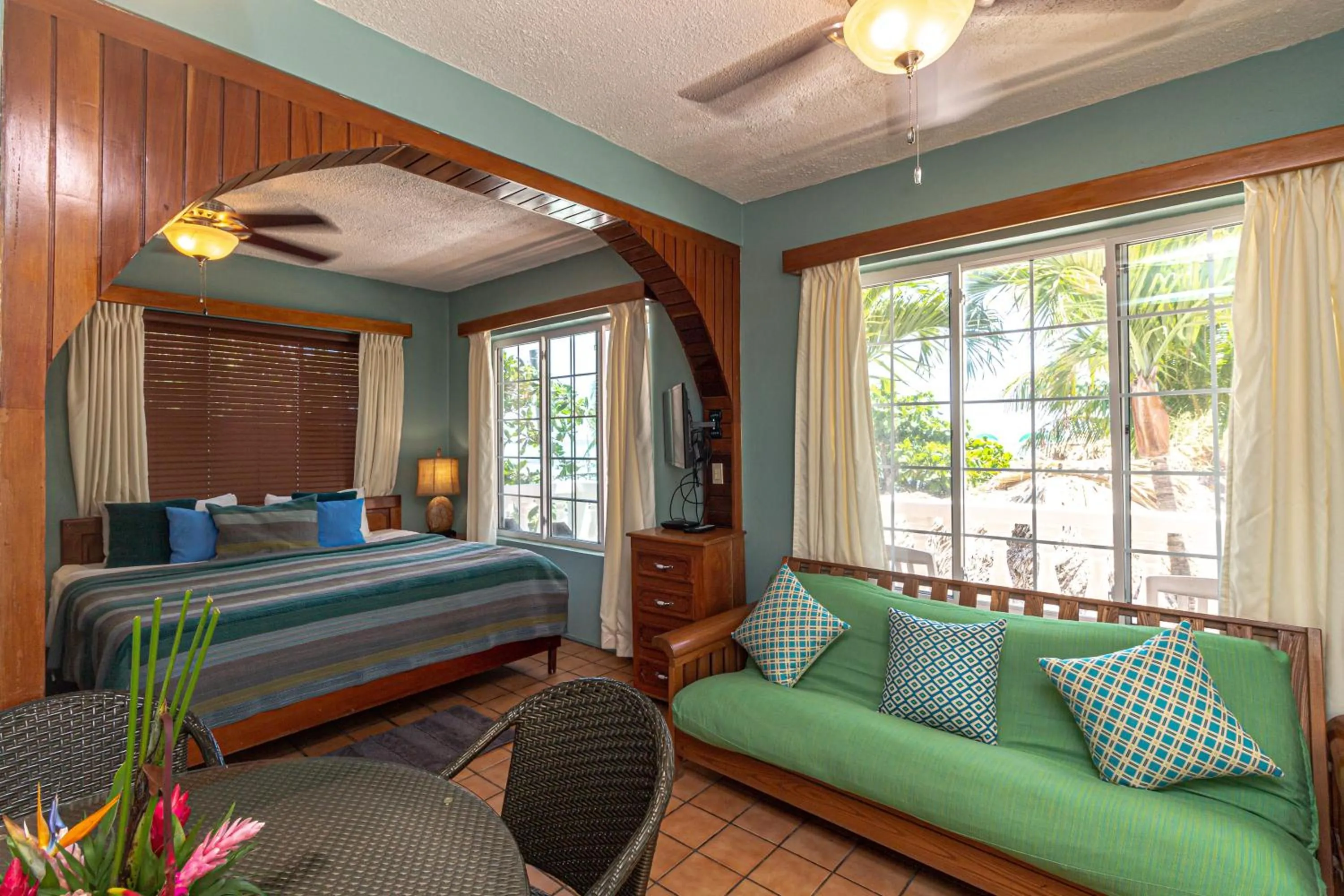 Photo of the whole room, Bed in Blue Tang Inn