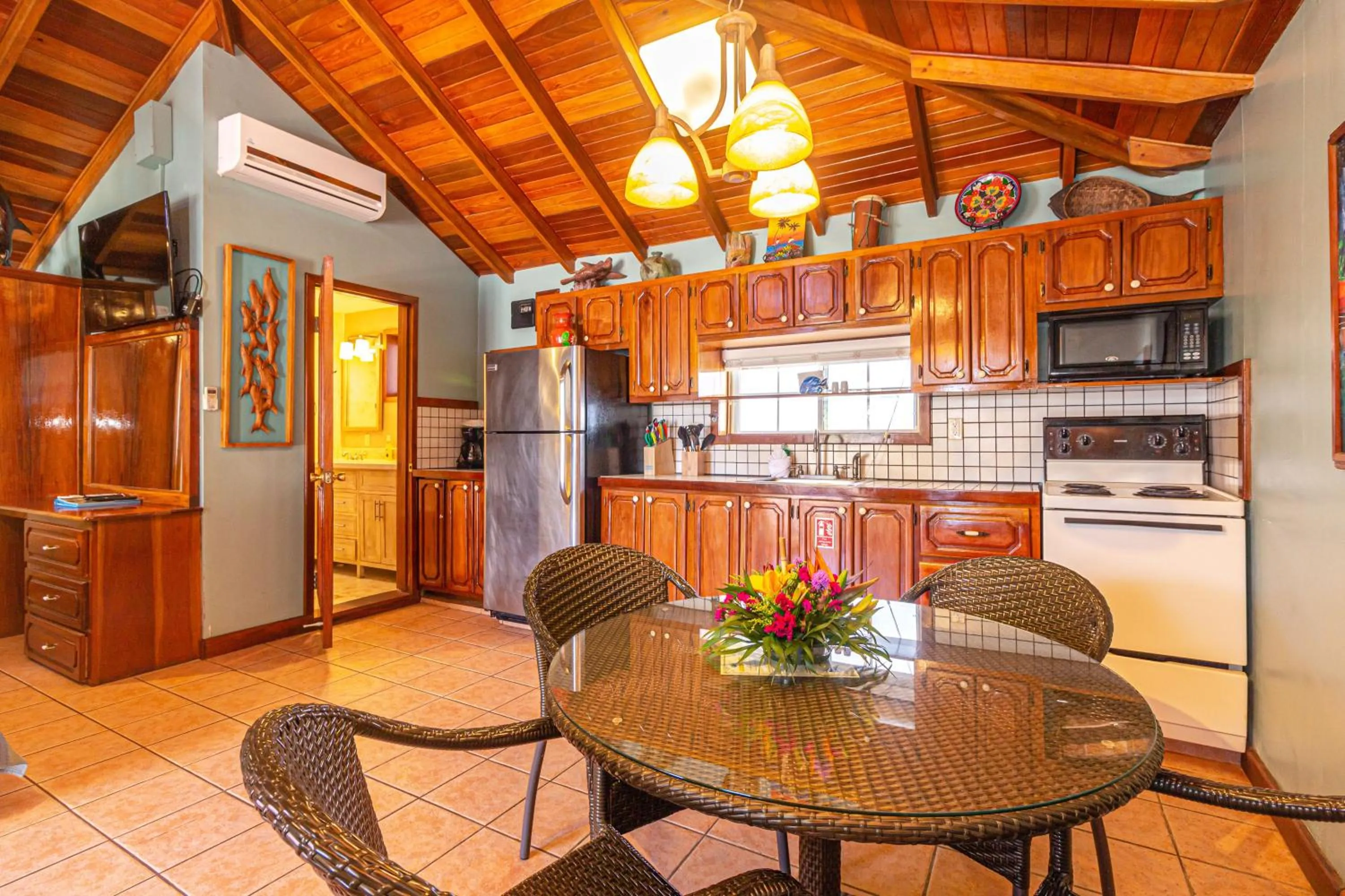 Kitchen or kitchenette in Blue Tang Inn