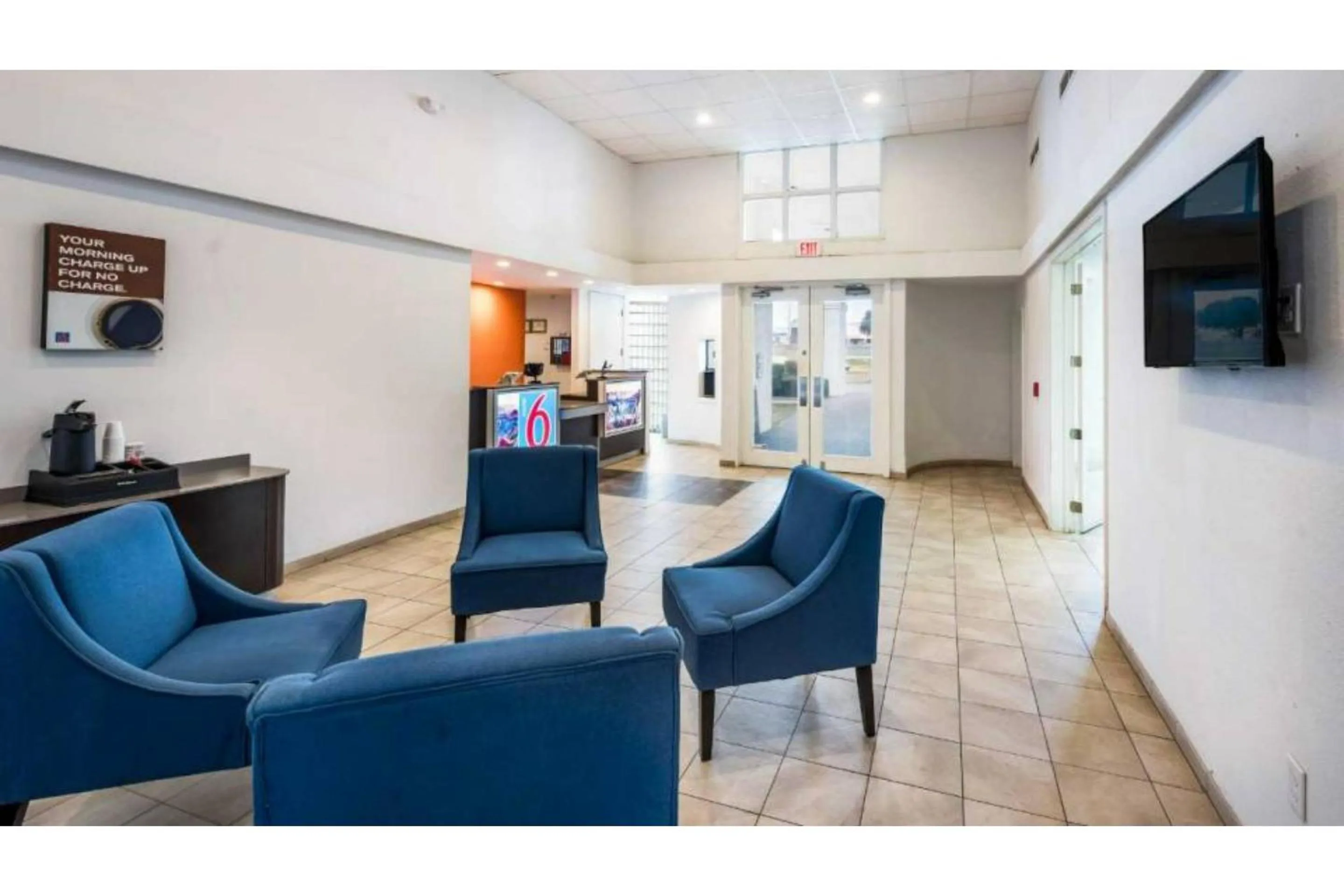 Seating area in Studio 6 Irving, TX - Irving DFW Airport East