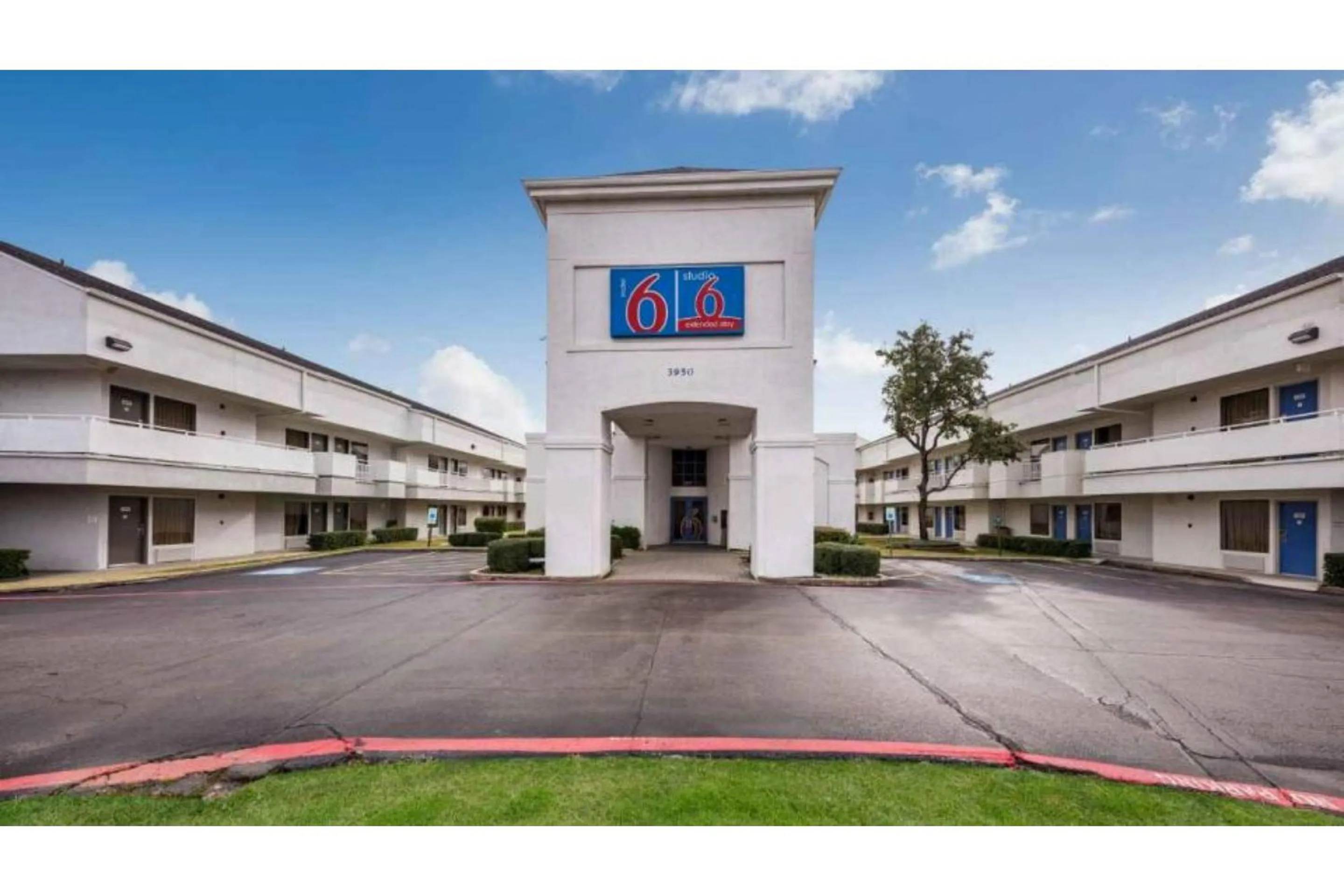 Property building in Studio 6 Irving, TX - Irving DFW Airport East