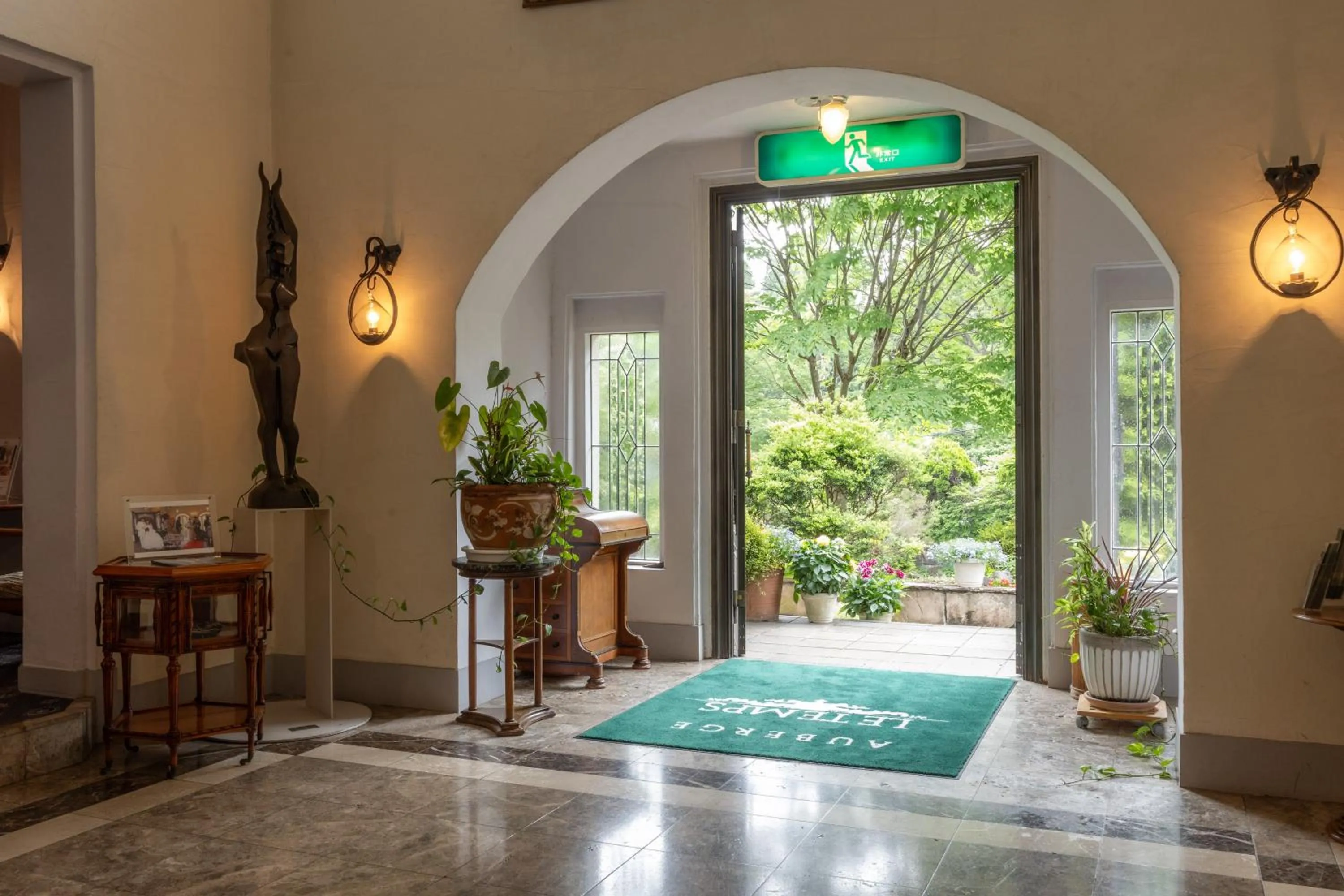 Garden view, Bed in Auberge Le Temps