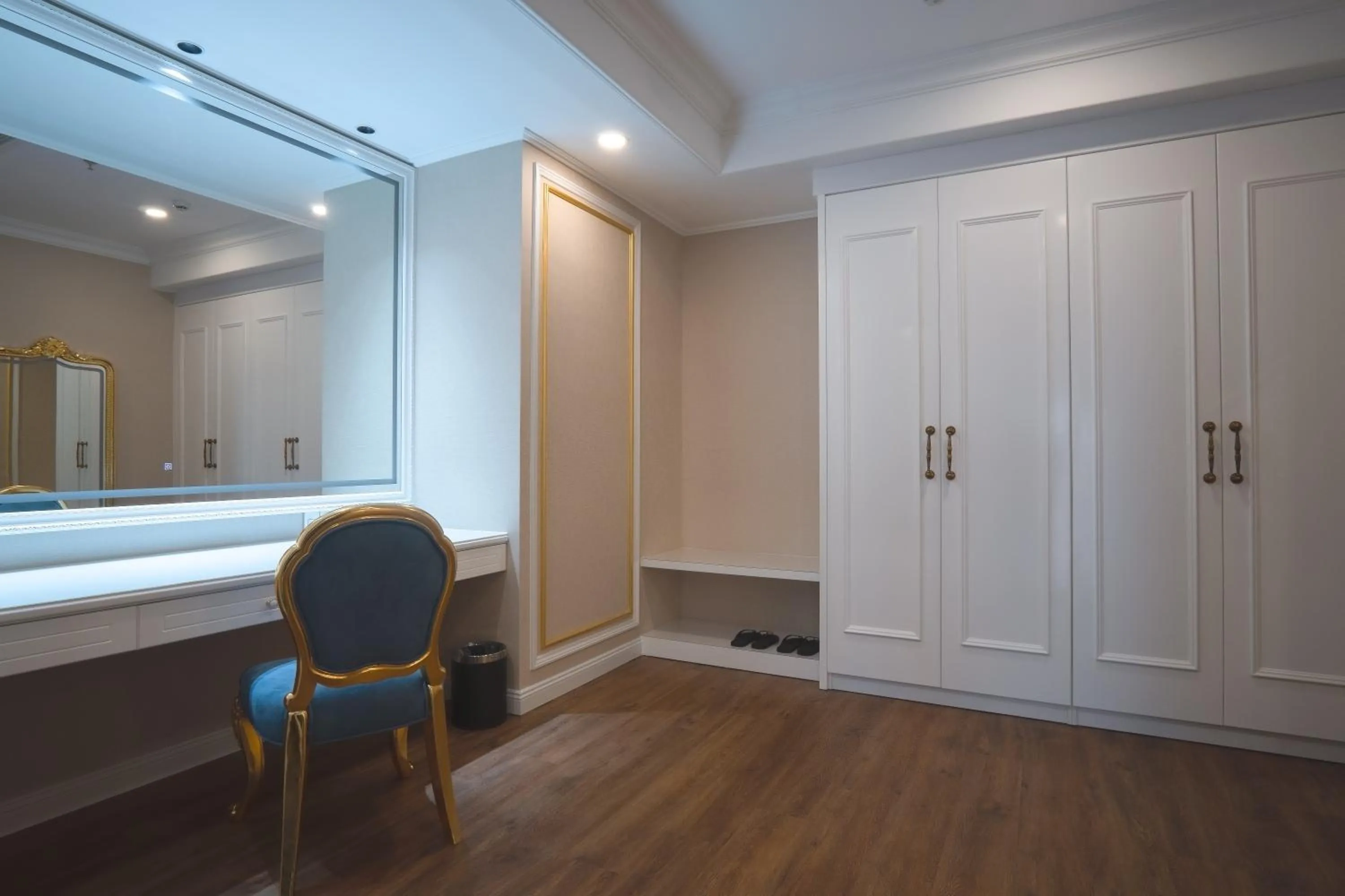 Photo of the whole room in LaChateau