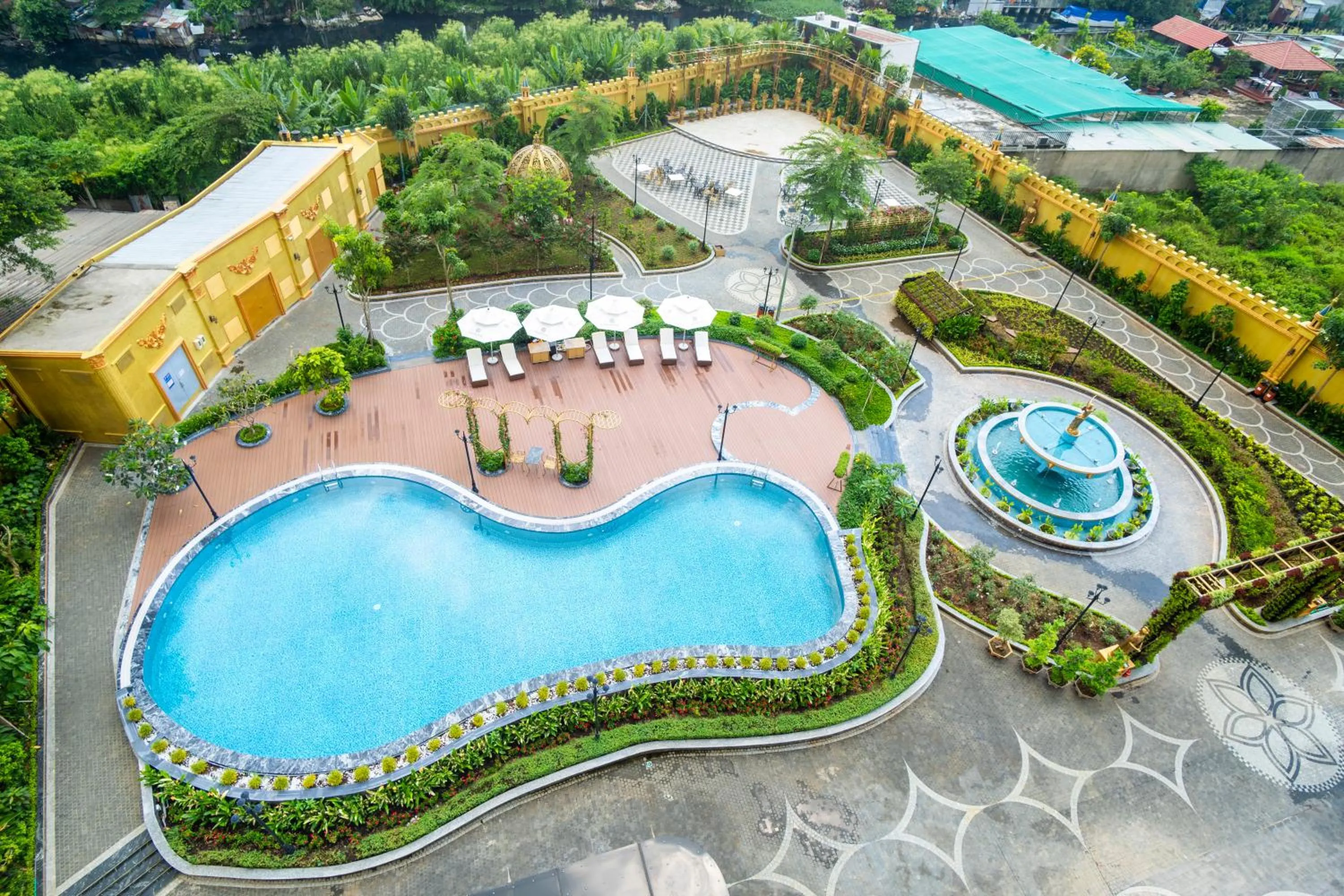 Swimming pool in LaChateau