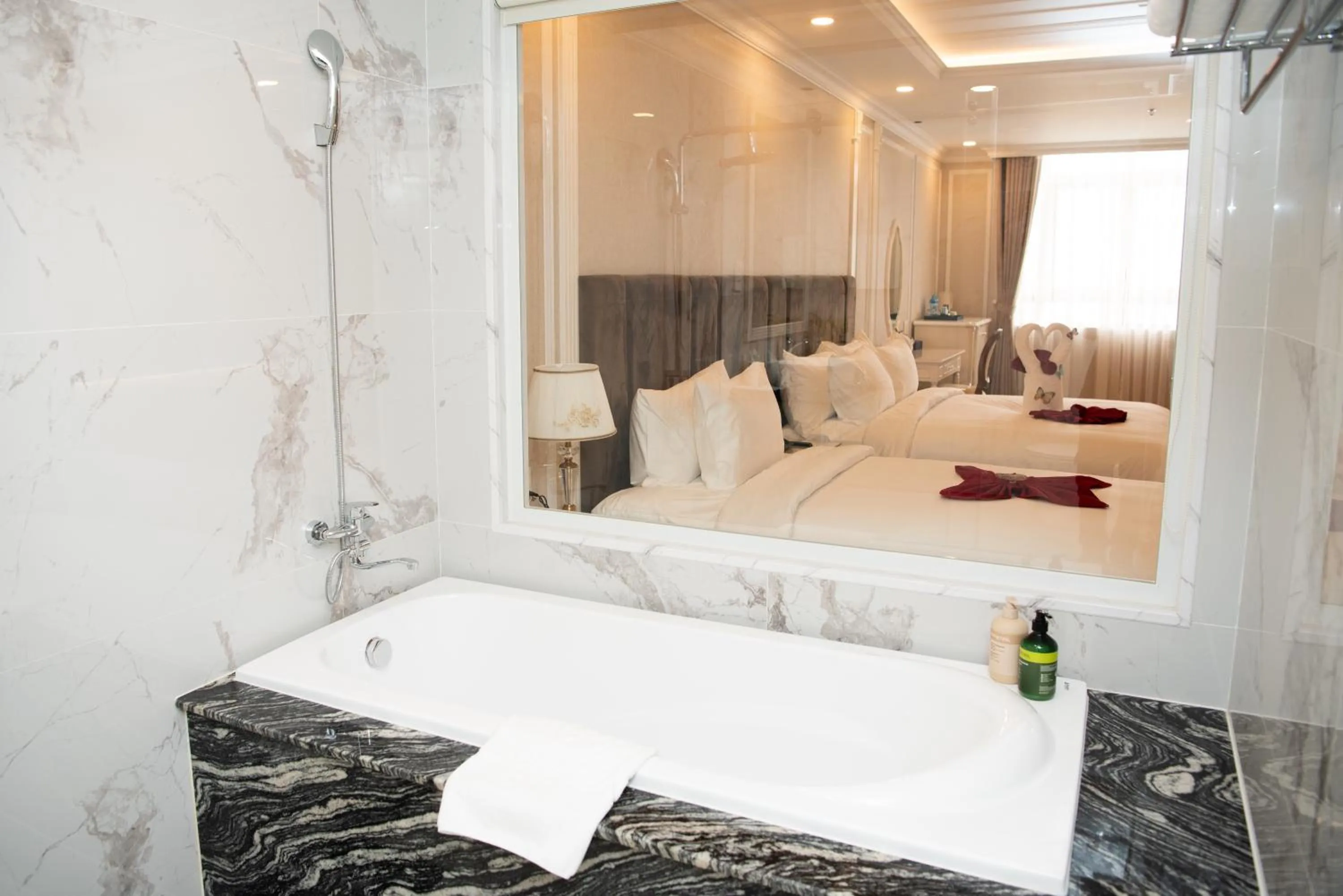 Shower, Bed in LaChateau