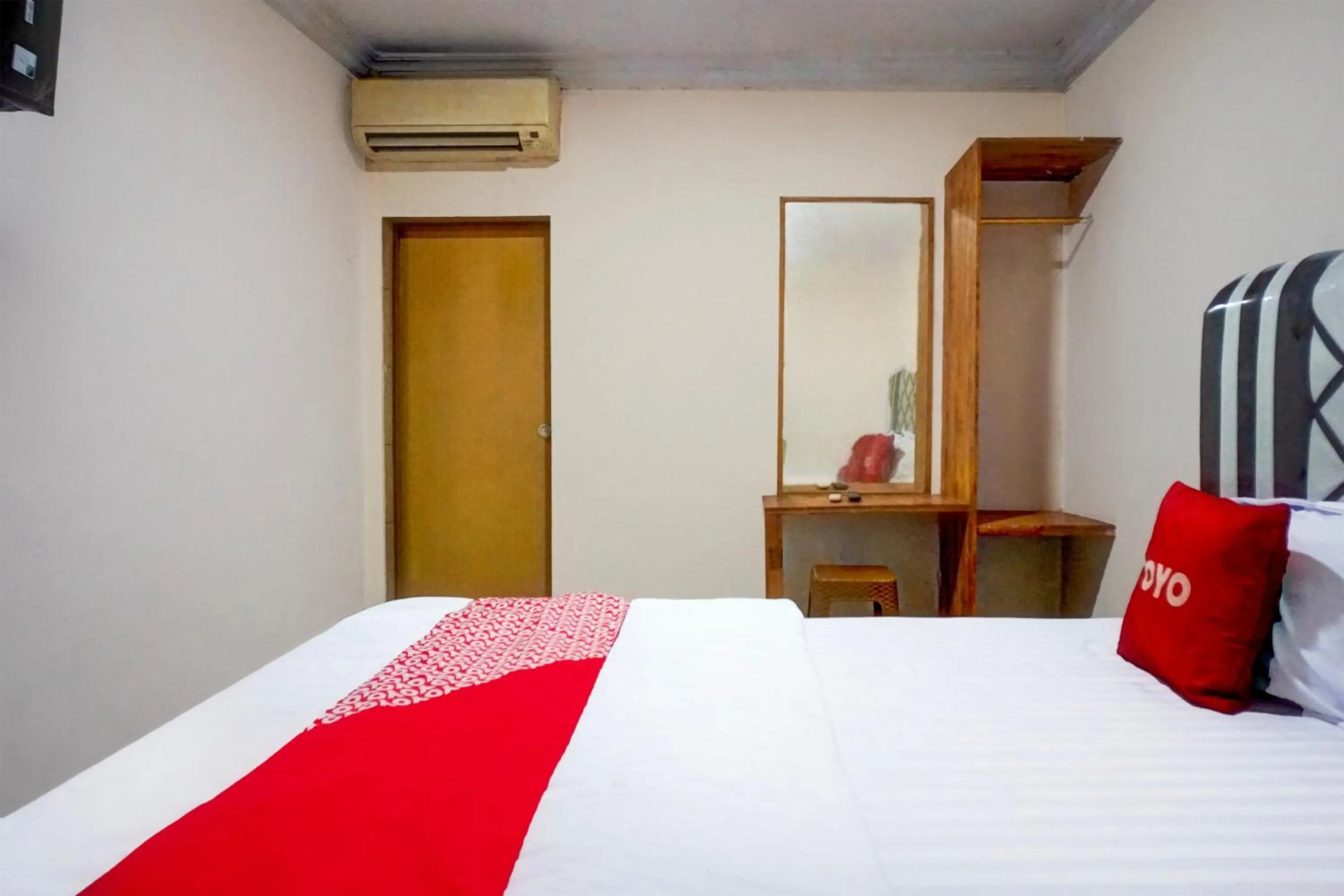 Bedroom, Bed in Dancenter Waringin Residence